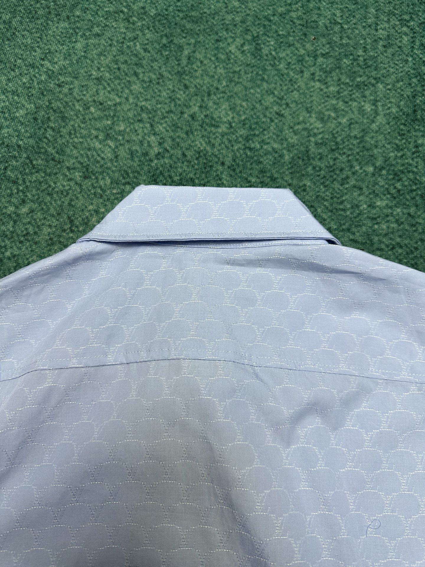  驴家       25ss新款长袖衬衫为细腻棉布铺陈 LV Fishnet 提花织纹，令正式着装流露儒