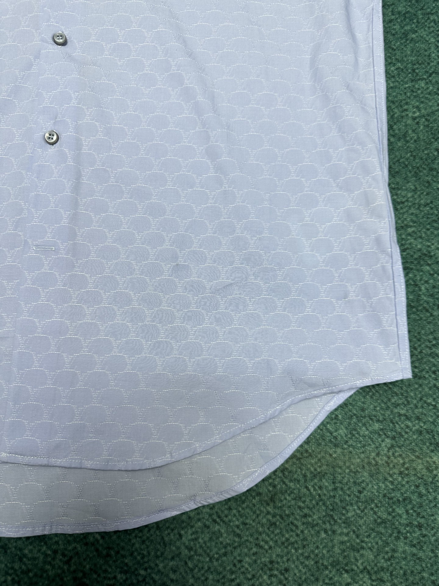  驴家       25ss新款长袖衬衫为细腻棉布铺陈 LV Fishnet 提花织纹，令正式着装流露儒