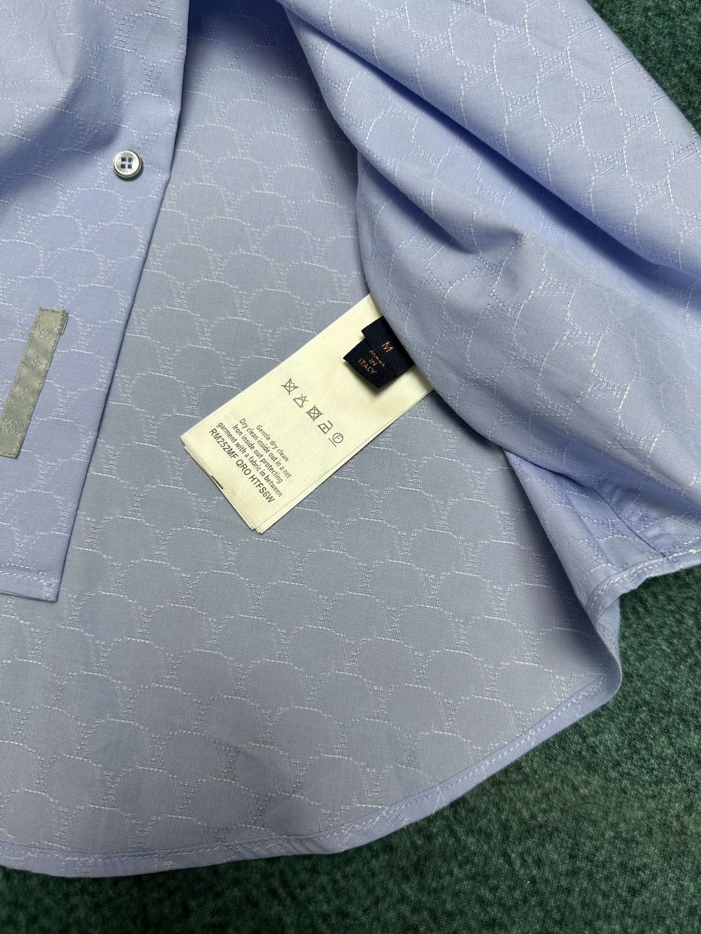 驴家       25ss新款长袖衬衫为细腻棉布铺陈 LV Fishnet 提花织纹，令正式着装流露儒