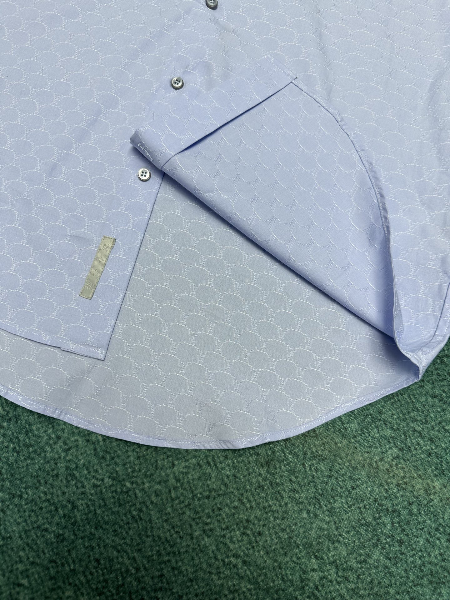  驴家       25ss新款长袖衬衫为细腻棉布铺陈 LV Fishnet 提花织纹，令正式着装流露儒