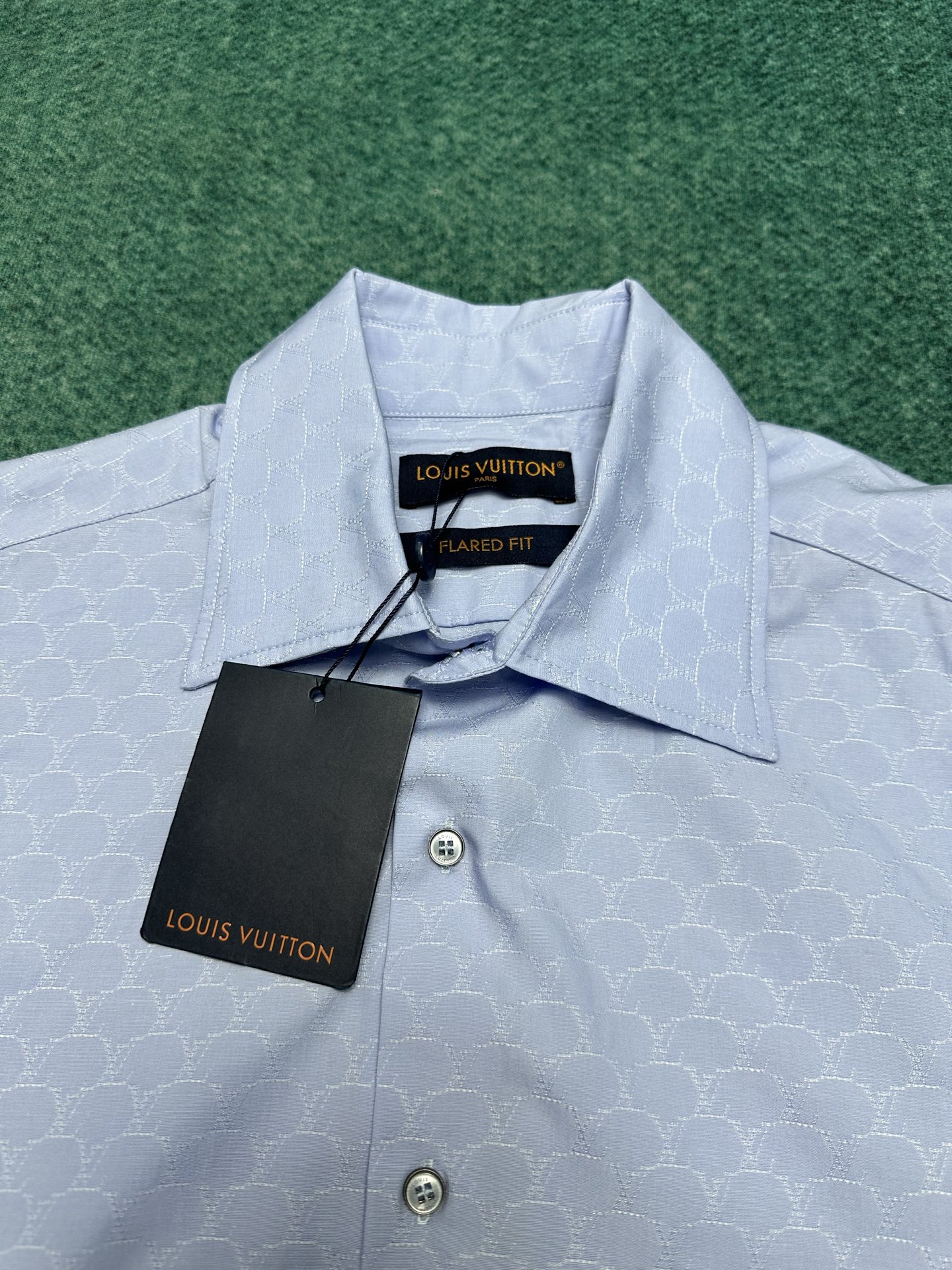  驴家       25ss新款长袖衬衫为细腻棉布铺陈 LV Fishnet 提花织纹，令正式着装流露儒