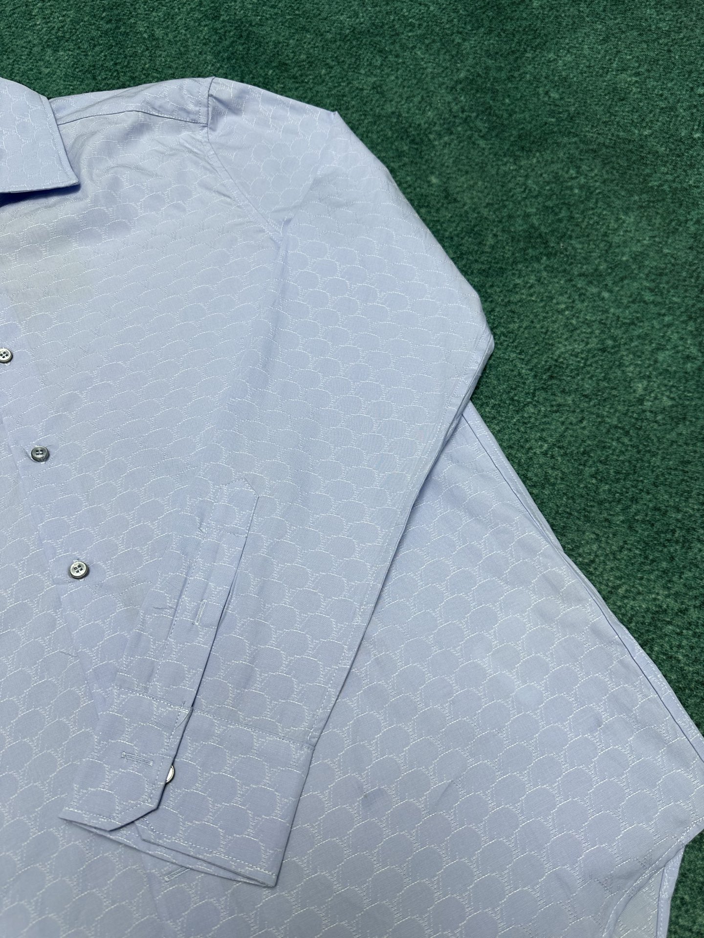  驴家       25ss新款长袖衬衫为细腻棉布铺陈 LV Fishnet 提花织纹，令正式着装流露儒