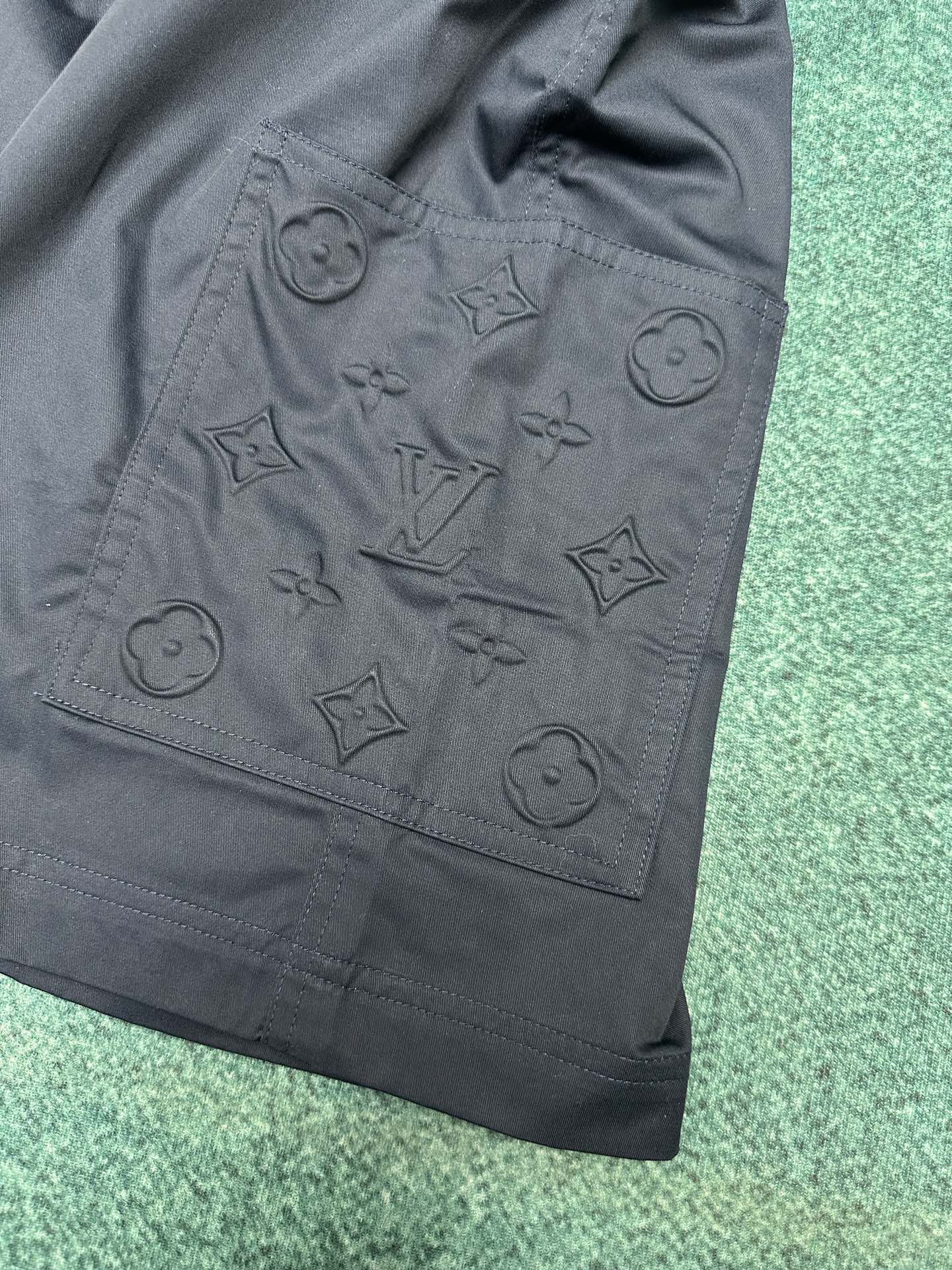  驴家     25ss新款工装短裤以混纺斜纹棉营造舒适微弹质感，为经典廓形融入 Monogram 压纹