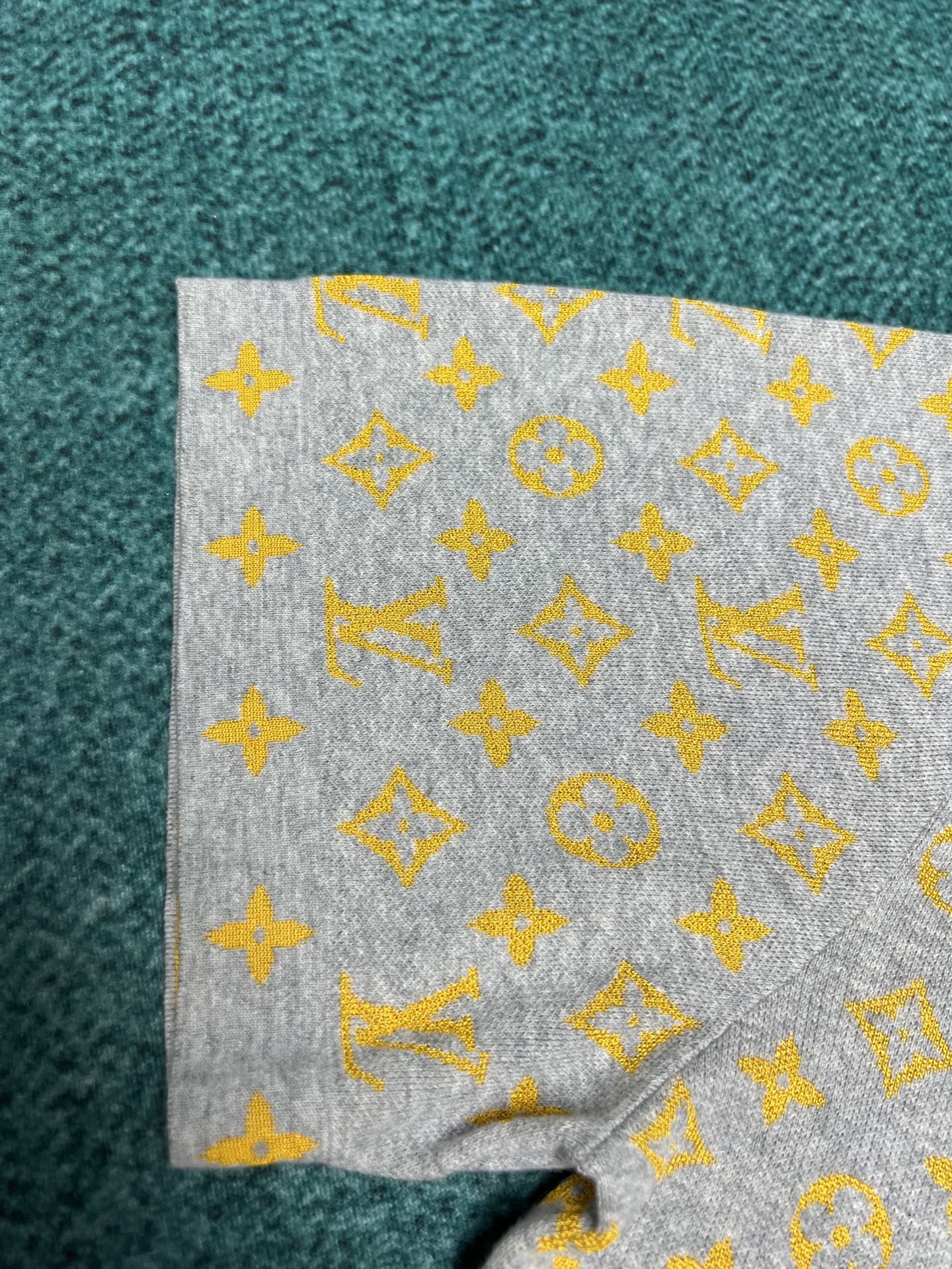 
驴家    25ss早秋新款圆领衫取材柔软棉布，可为夏日造型注入缤纷活力。全幅 Monogram Gl