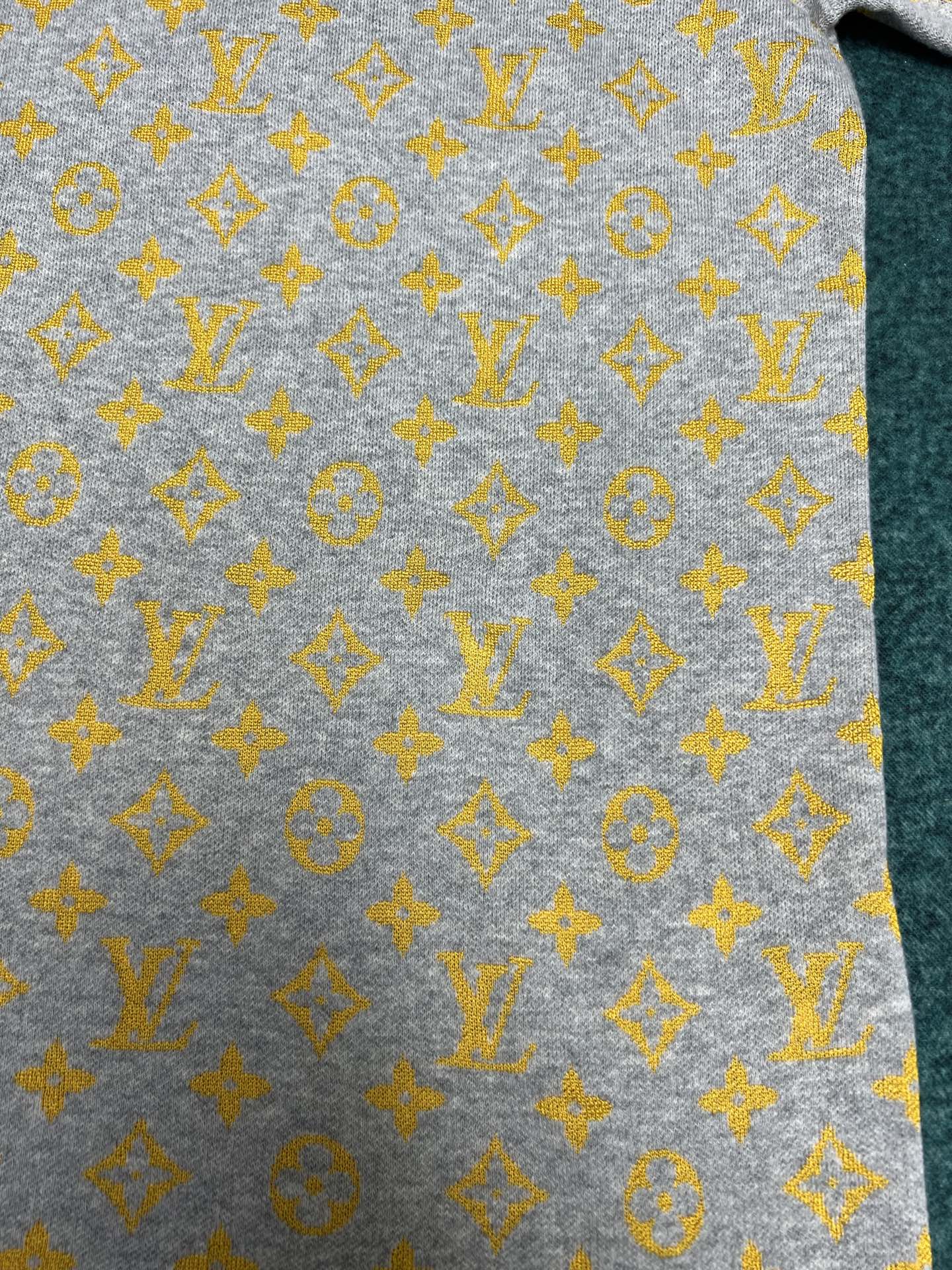 
驴家    25ss早秋新款圆领衫取材柔软棉布，可为夏日造型注入缤纷活力。全幅 Monogram Gl