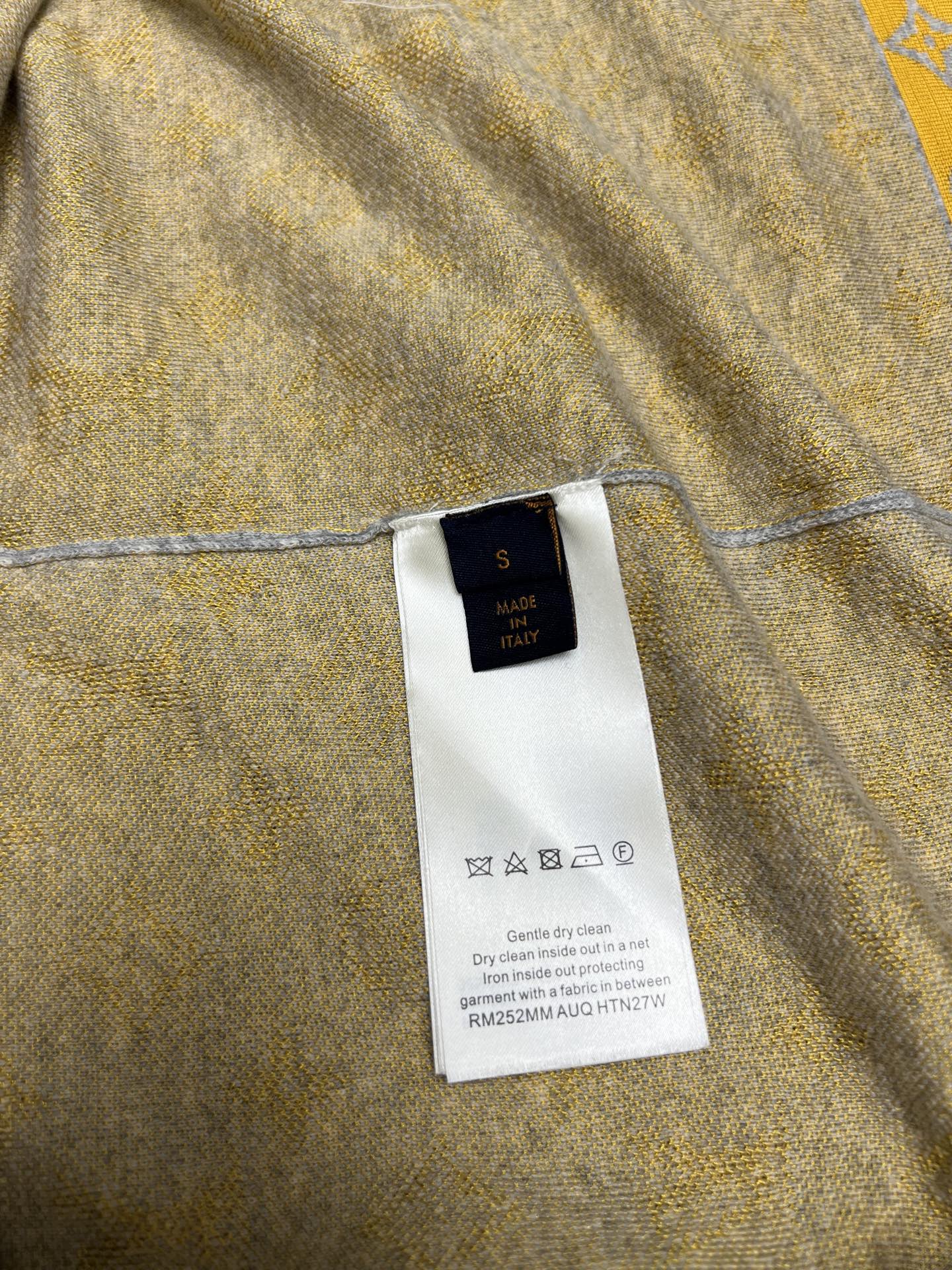 
驴家    25ss早秋新款圆领衫取材柔软棉布，可为夏日造型注入缤纷活力。全幅 Monogram Gl