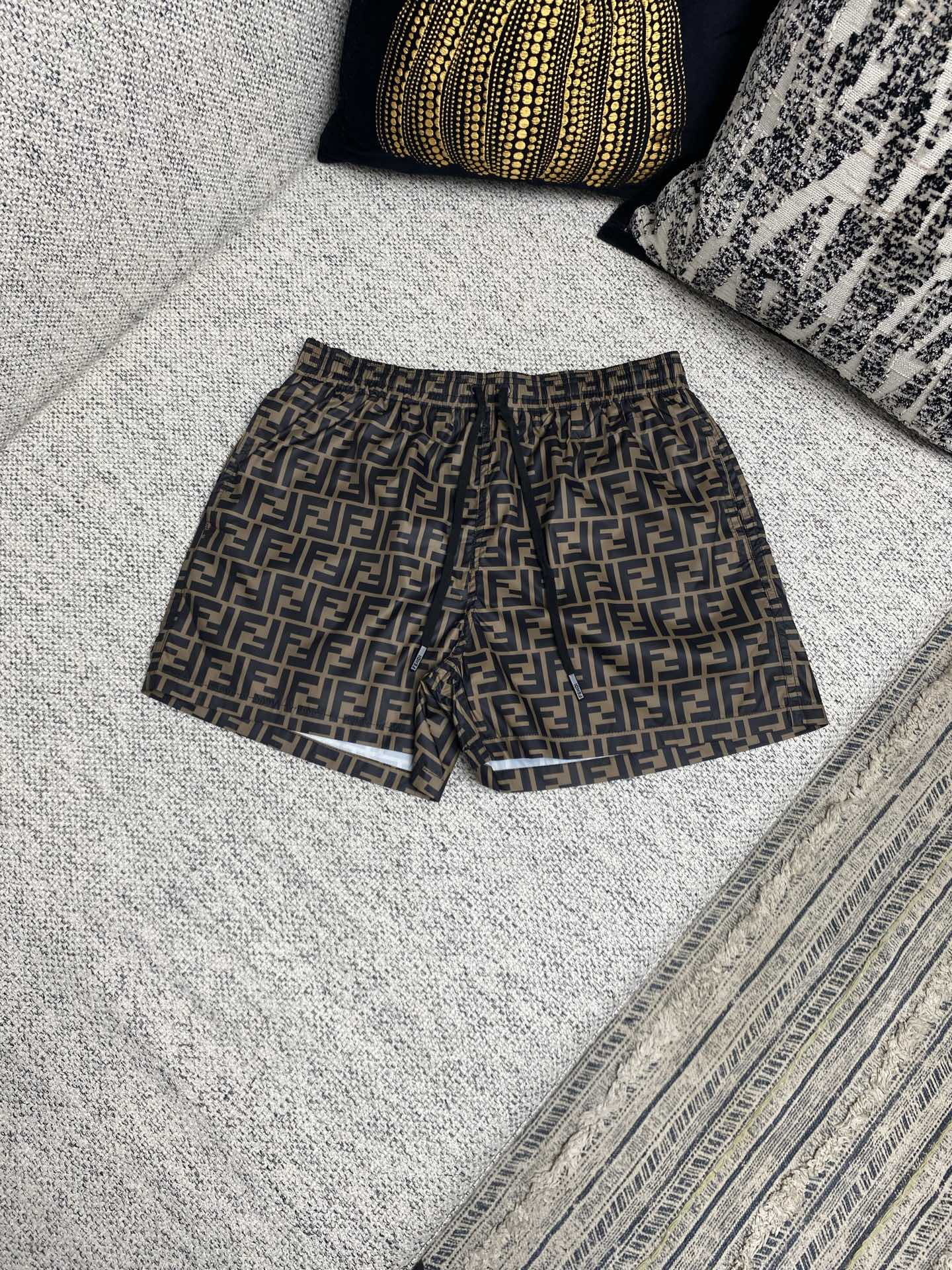 NO:757204,Fendi spring and summer new FF jacquard pattern nylon elastic drawstring shorts three colors high version size S.M L.XL,,fendi,shorts,19860909芬迪 春夏新款FF提花图案尼龙松紧抽绳短裤 三个色 高版本 码数S.M L.XL,,fendi,shorts,,Men's clothing