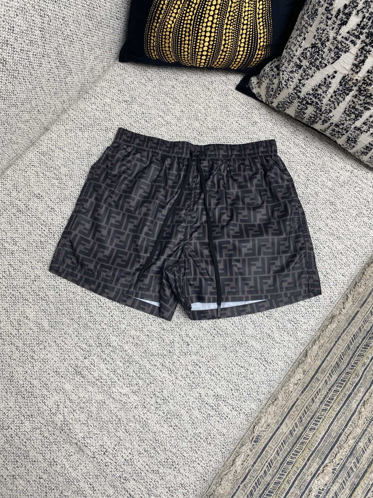 NO:757164,Lujia's 25ss new spring and summer shorts are made of twill mulberry silk, with the Marque L.Vuitton Déposée logo hidden between the Damier prints. The elegant colors and delicate textures are suitable for mixing with simple items to create a leisurely summer atmosphere. They can also be paired with the same shirt to create a gorgeous choice for day and night. The high version code number is 46.48.50.52,, louis vuitton, louis  vuitton,shorts,shirts,19860909驴家25ss春夏新款短裤选用斜纹桑蚕丝,将 Marque L.Vuitton Déposée 标识藏于 Damier 印花之间.典雅色彩和细腻质地适宜与简约单品混搭,营造悠闲夏日氛围.亦可搭配同款衬衫,成就昼夜皆宜的华美之选.高版本 码数46.48.50.52,,louis vuitton,louis vuitton,shorts,shirts,,Men's clothing