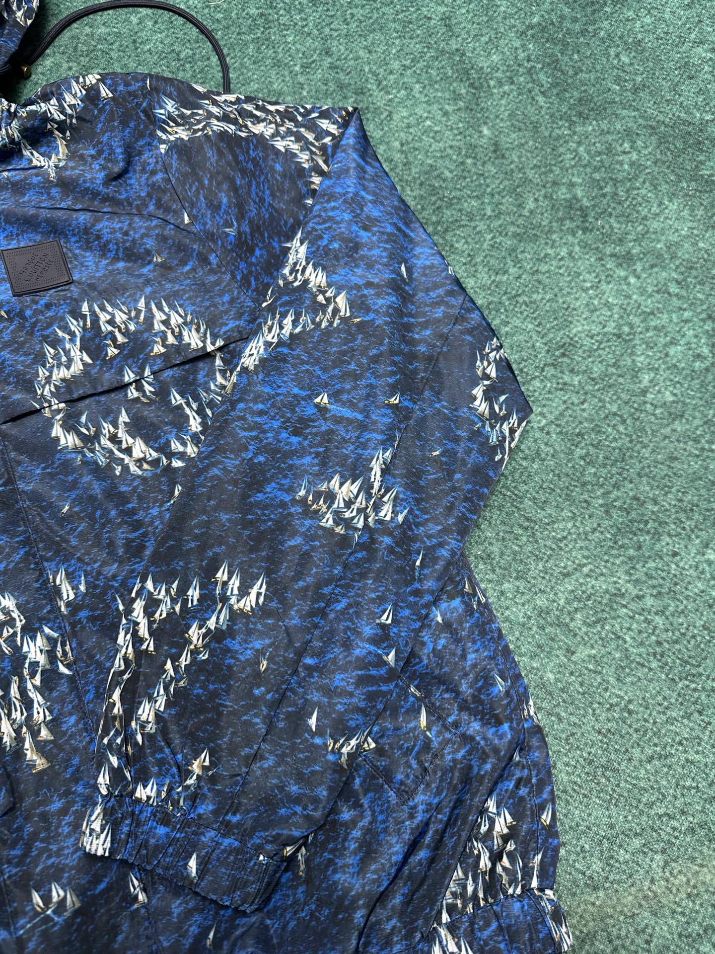 
驴家       25ss新款防风夹克取材轻盈科技面料，以 Monogram Regatta 图案描摹