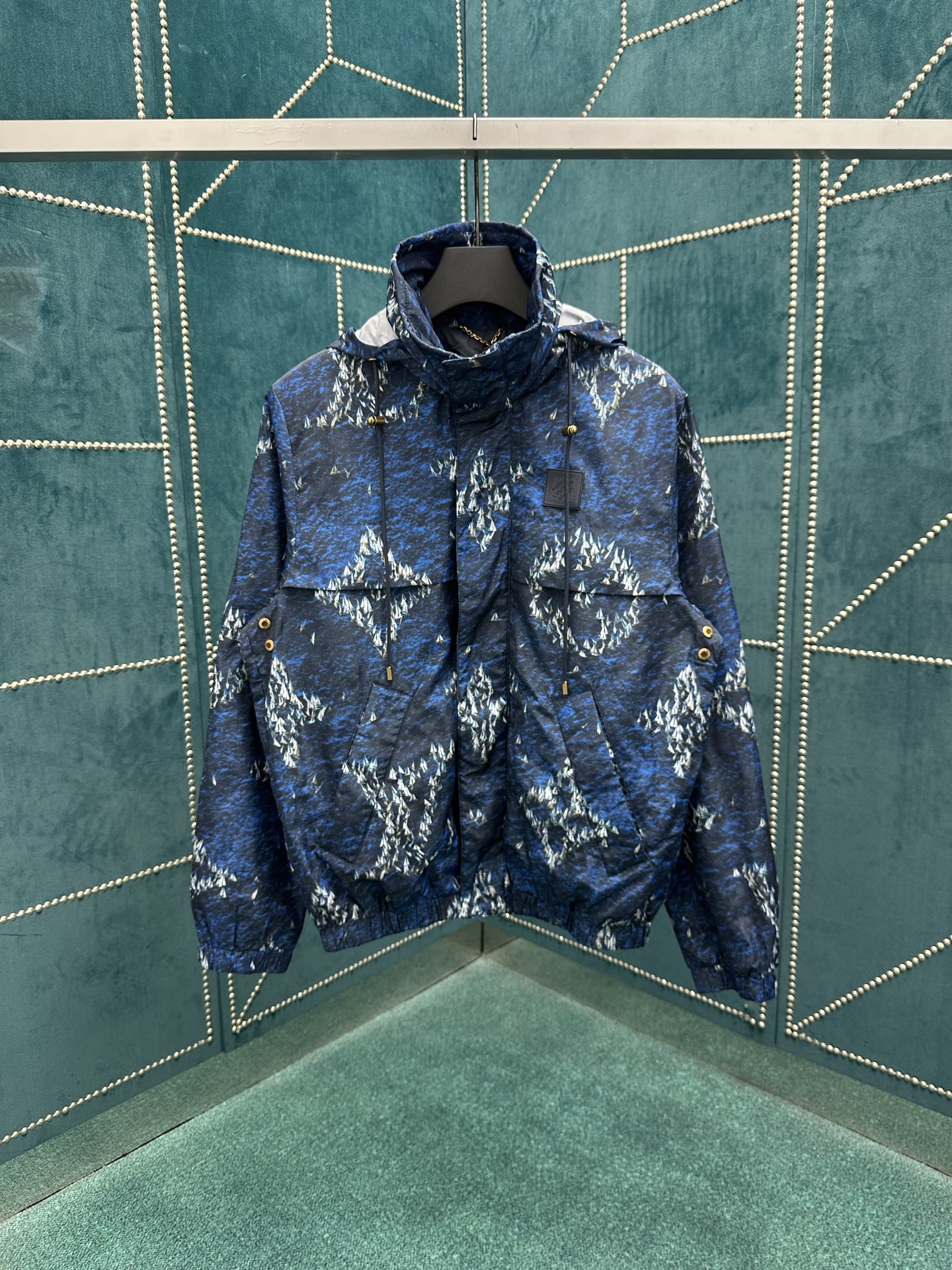 
驴家       25ss新款防风夹克取材轻盈科技面料，以 Monogram Regatta 图案描摹
