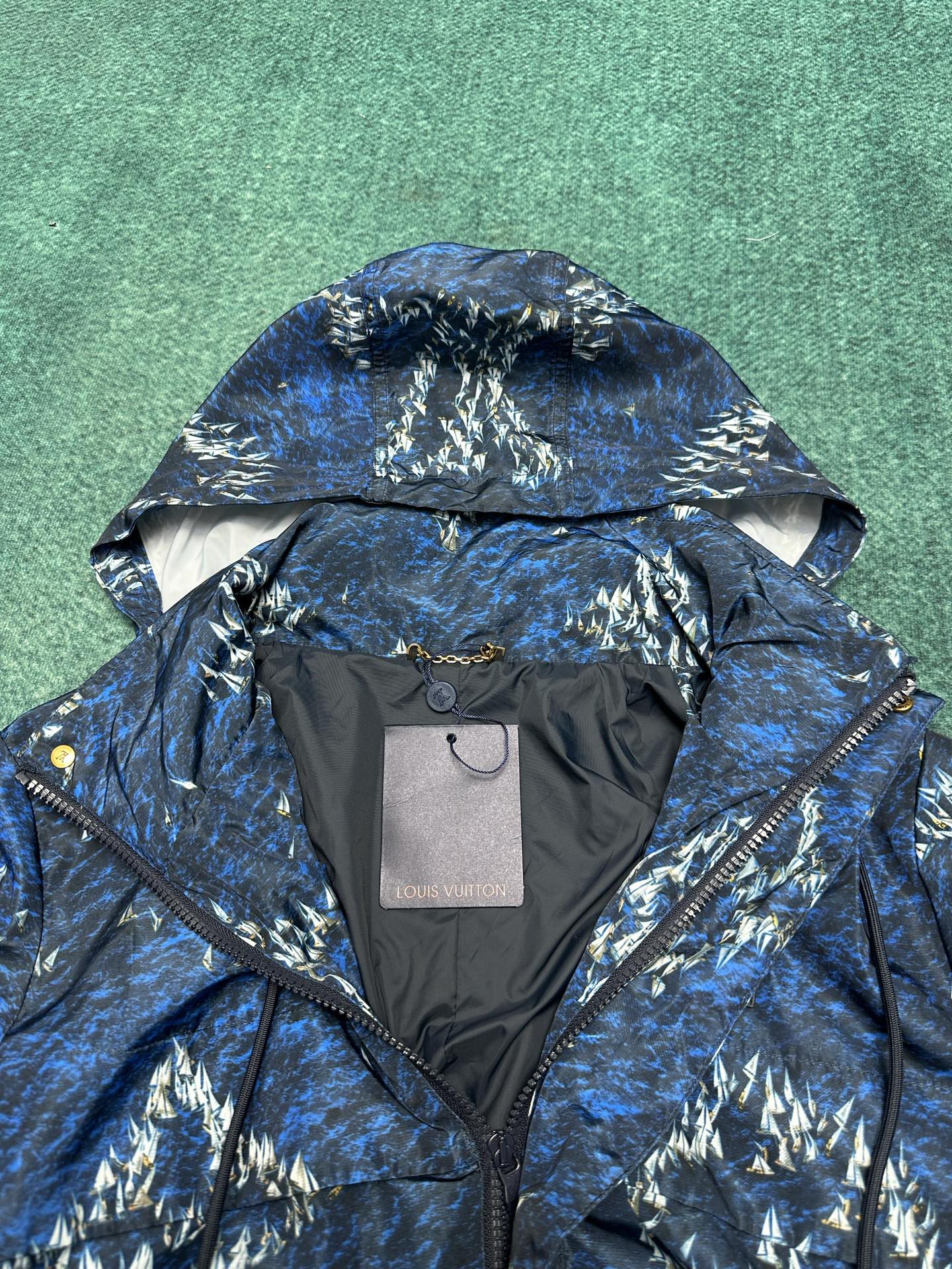 
驴家       25ss新款防风夹克取材轻盈科技面料，以 Monogram Regatta 图案描摹