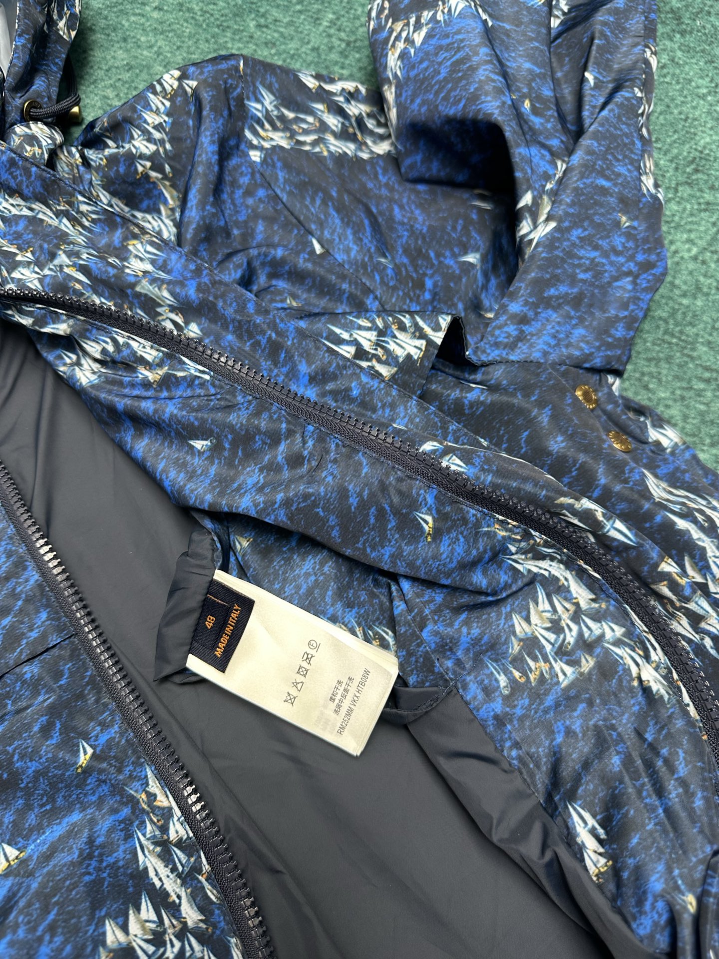 
驴家       25ss新款防风夹克取材轻盈科技面料，以 Monogram Regatta 图案描摹