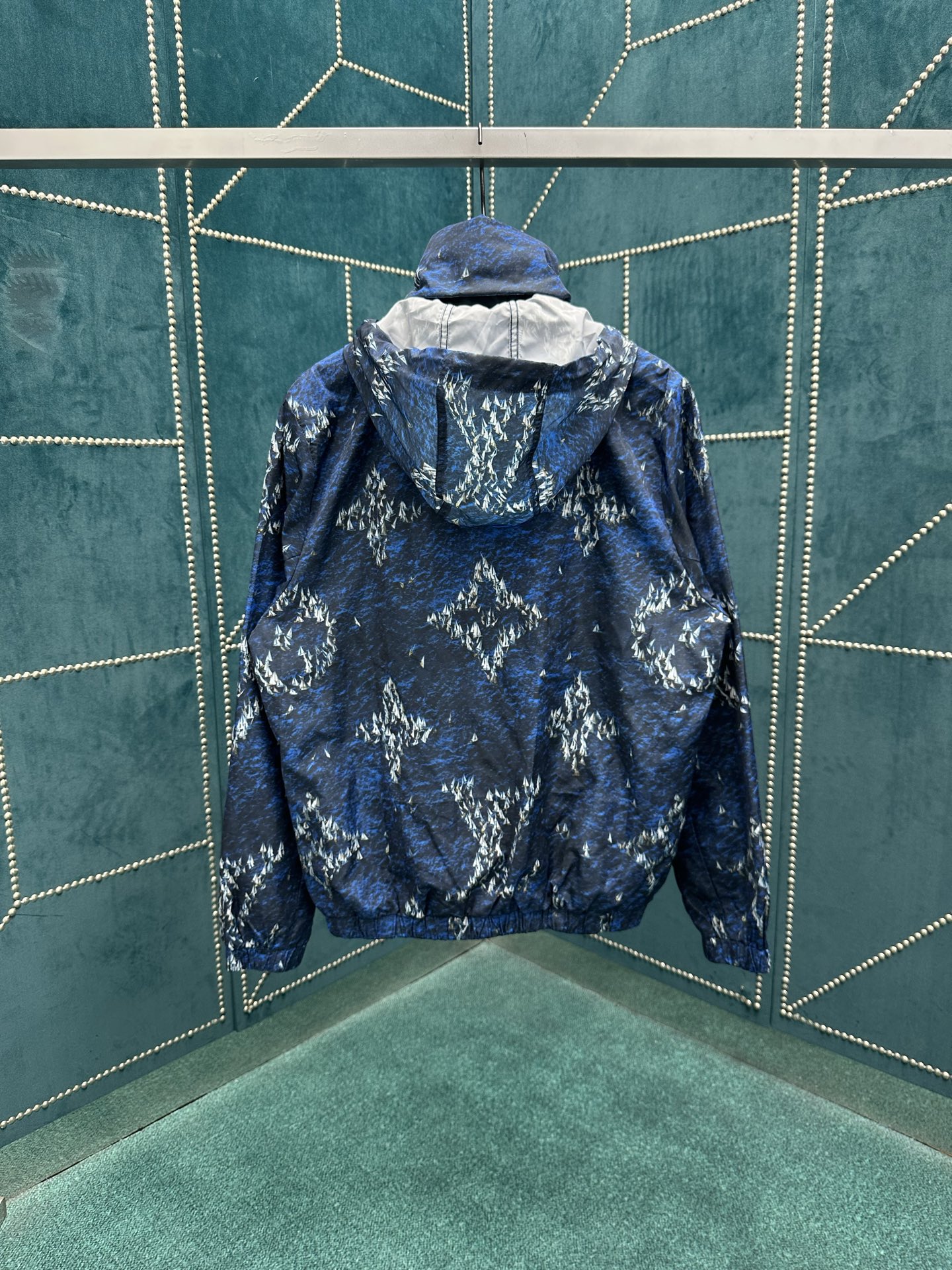 
驴家       25ss新款防风夹克取材轻盈科技面料，以 Monogram Regatta 图案描摹