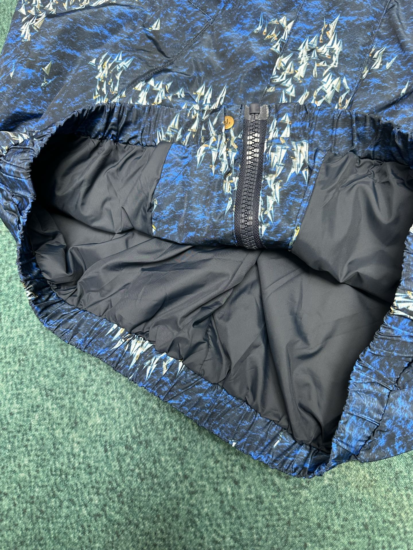 
驴家       25ss新款防风夹克取材轻盈科技面料，以 Monogram Regatta 图案描摹