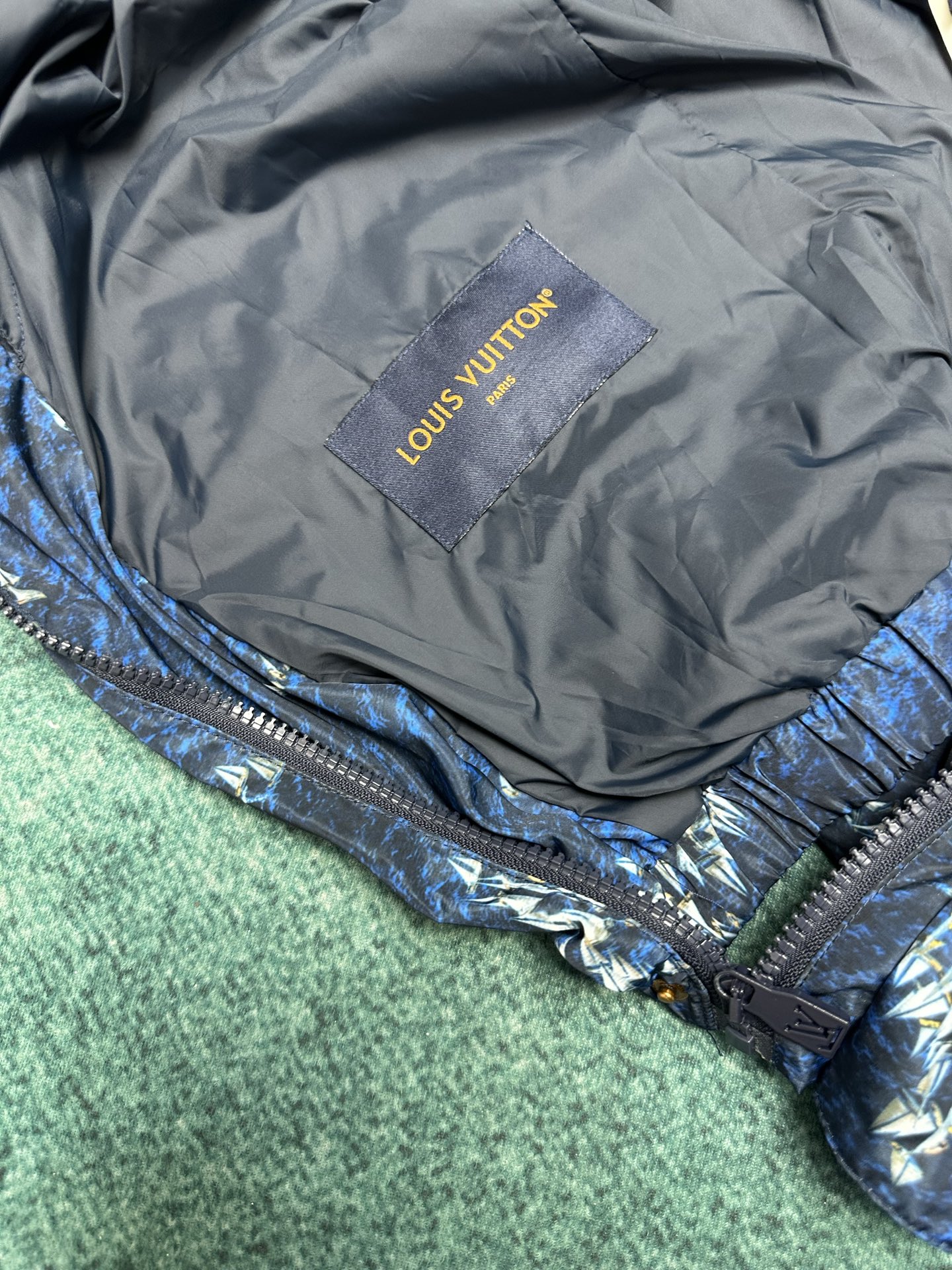 
驴家       25ss新款防风夹克取材轻盈科技面料，以 Monogram Regatta 图案描摹