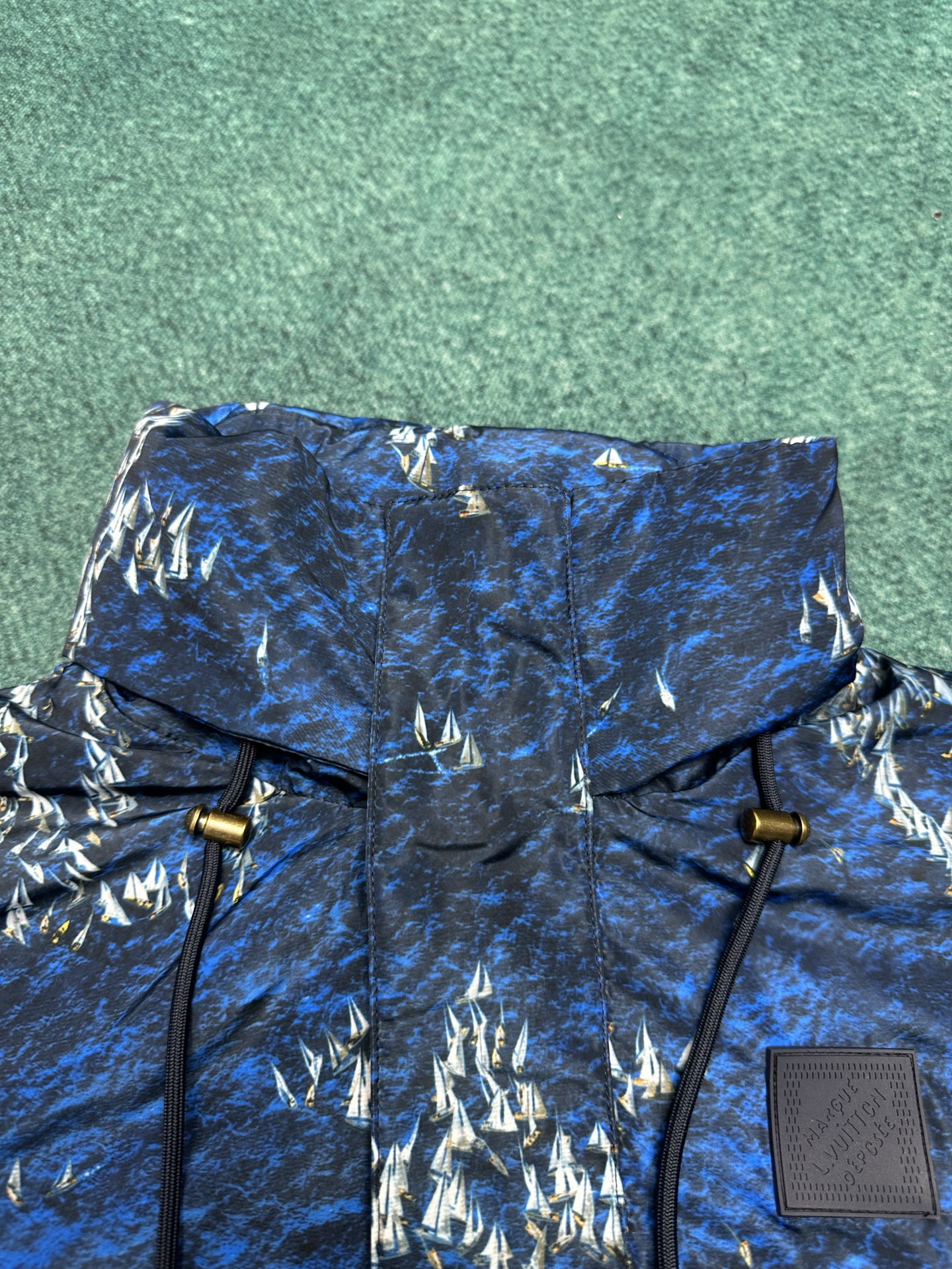 
驴家       25ss新款防风夹克取材轻盈科技面料，以 Monogram Regatta 图案描摹