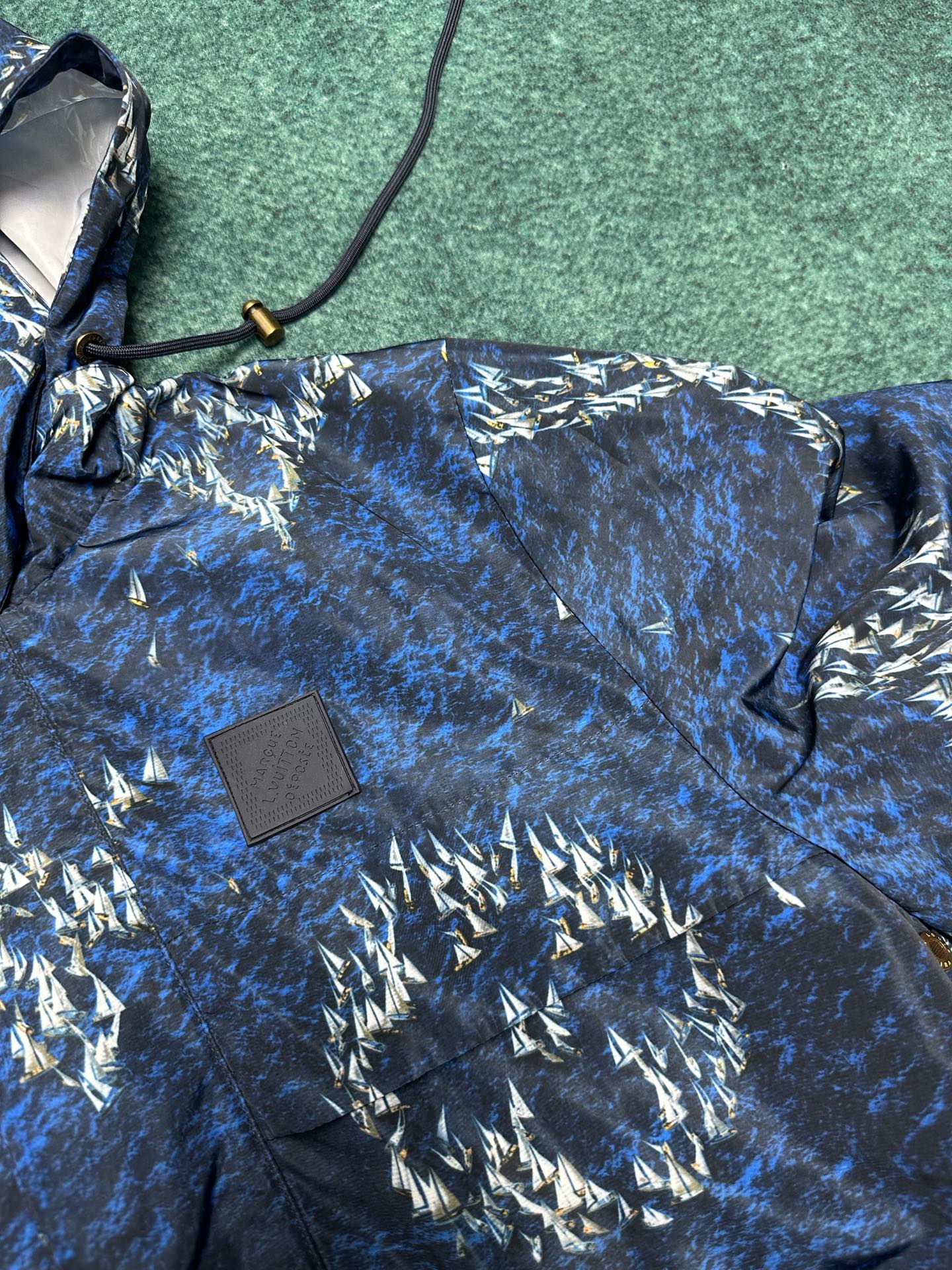 
驴家       25ss新款防风夹克取材轻盈科技面料，以 Monogram Regatta 图案描摹