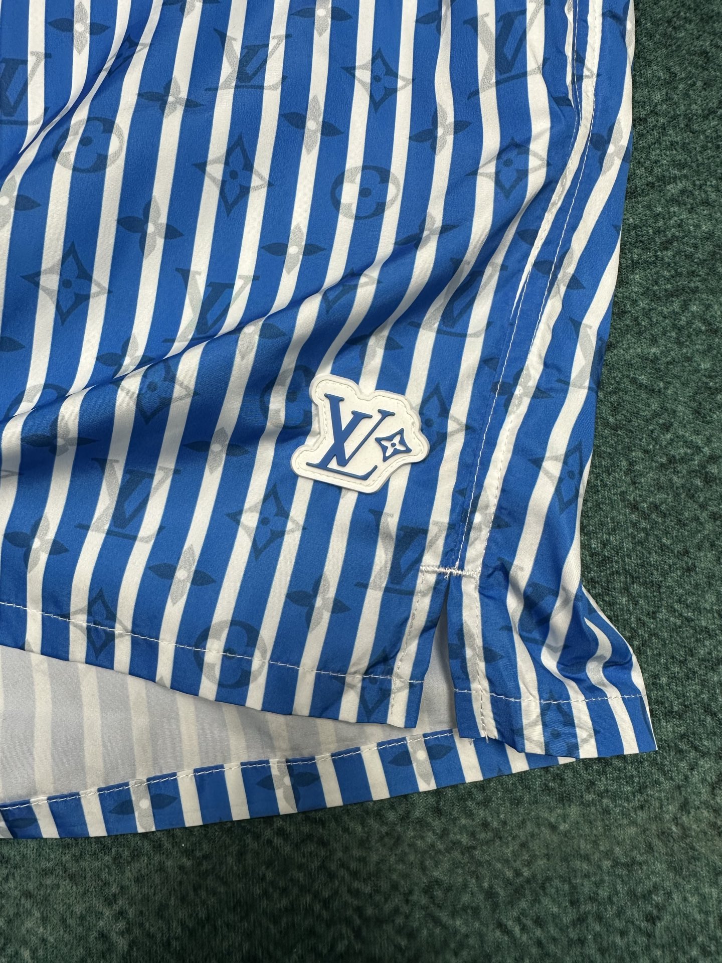 
驴家     25ss新款沙滩短裤为全幅 Monogram 图案叠加清新条纹，尽释活力悠然的气息。橡胶