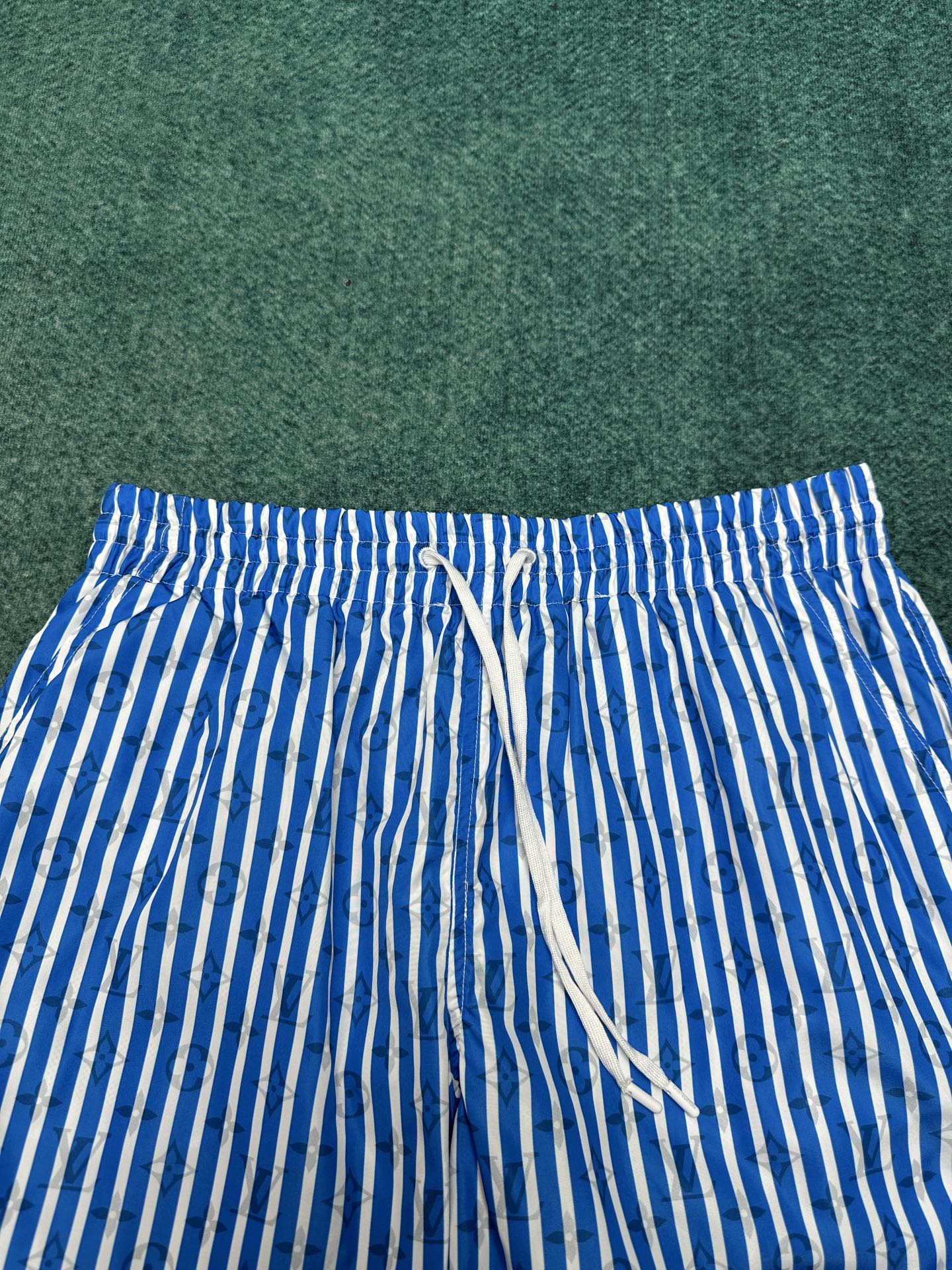 
驴家     25ss新款沙滩短裤为全幅 Monogram 图案叠加清新条纹，尽释活力悠然的气息。橡胶