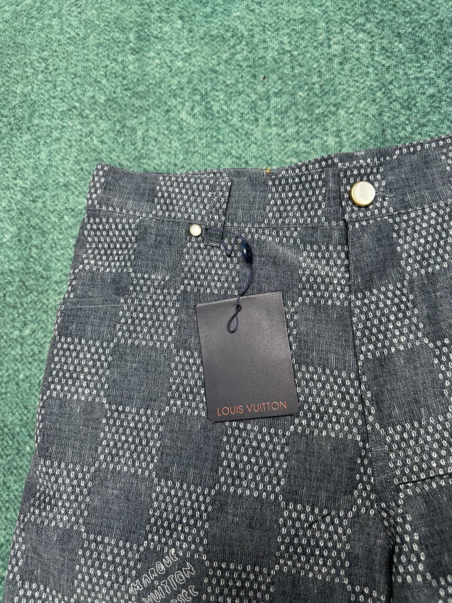  驴家       25ss新款短裤以 Damier 提花与种子图案烘托轻盈质感，为细腻青年布织入 Ma