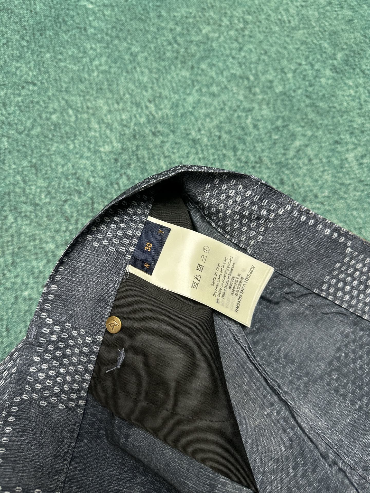  驴家       25ss新款短裤以 Damier 提花与种子图案烘托轻盈质感，为细腻青年布织入 Ma