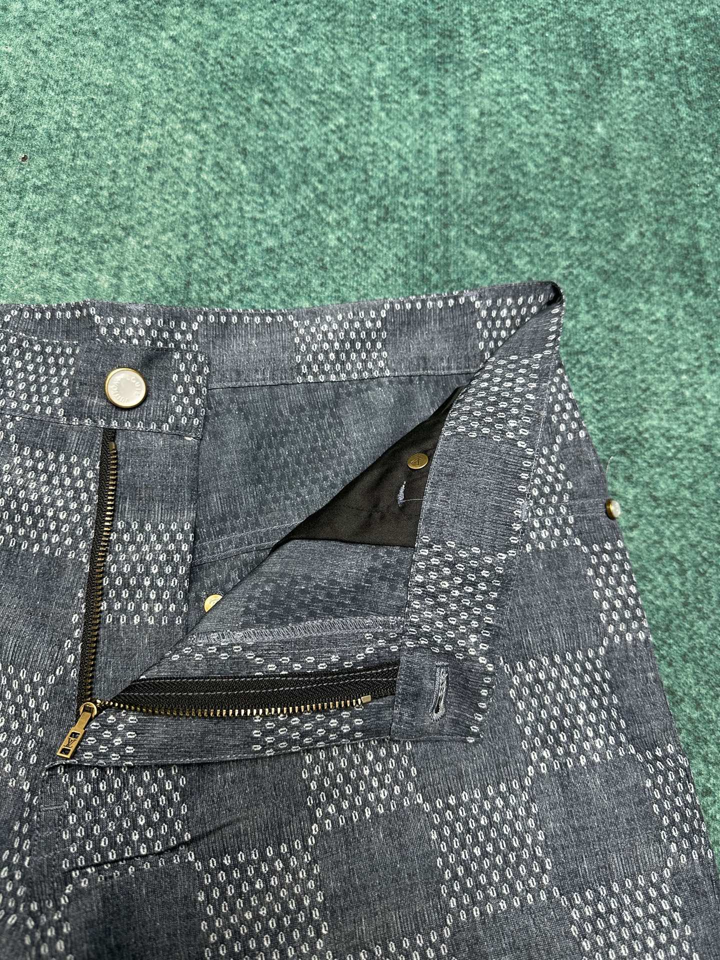  驴家       25ss新款短裤以 Damier 提花与种子图案烘托轻盈质感，为细腻青年布织入 Ma