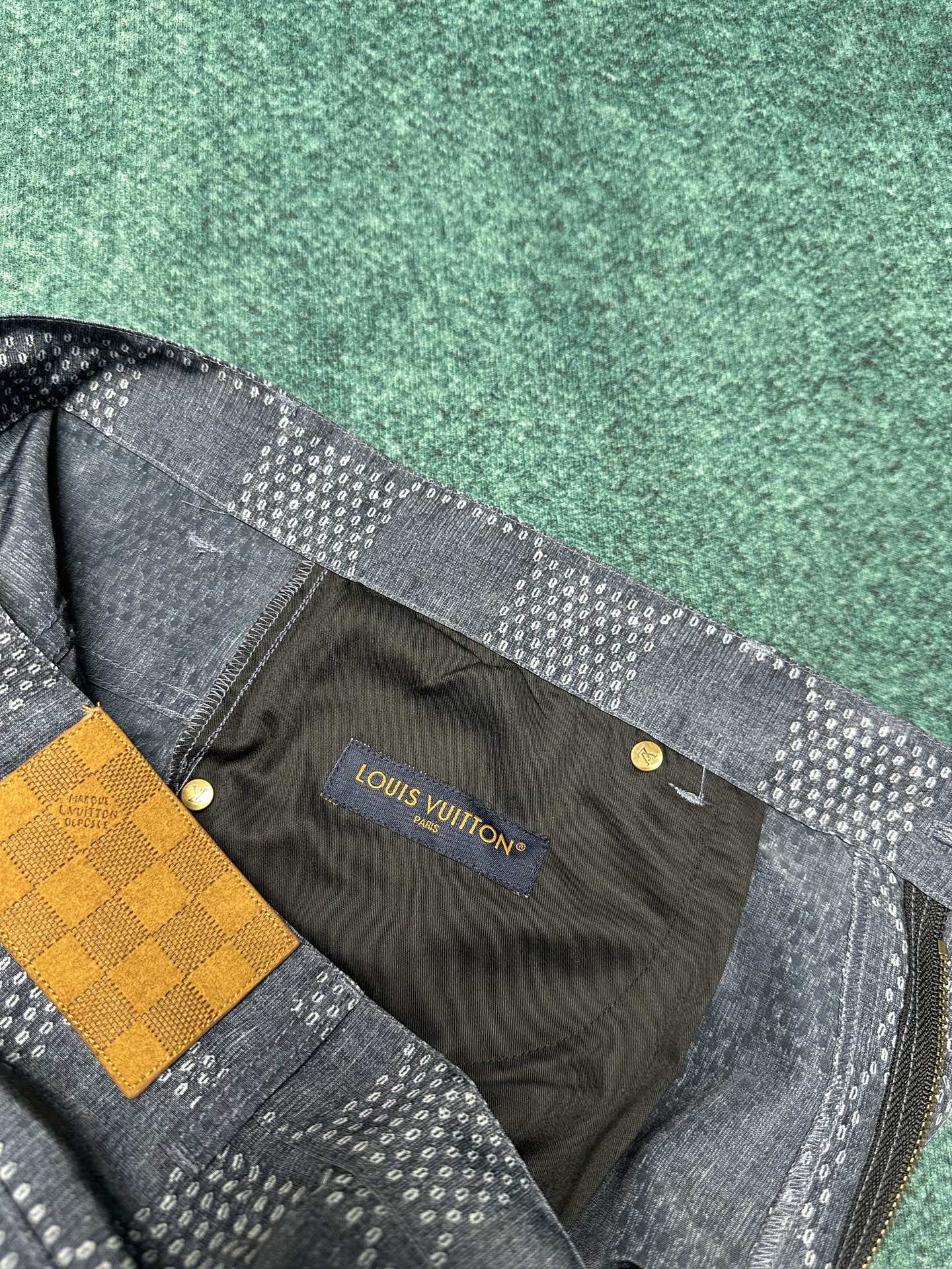  驴家       25ss新款短裤以 Damier 提花与种子图案烘托轻盈质感，为细腻青年布织入 Ma