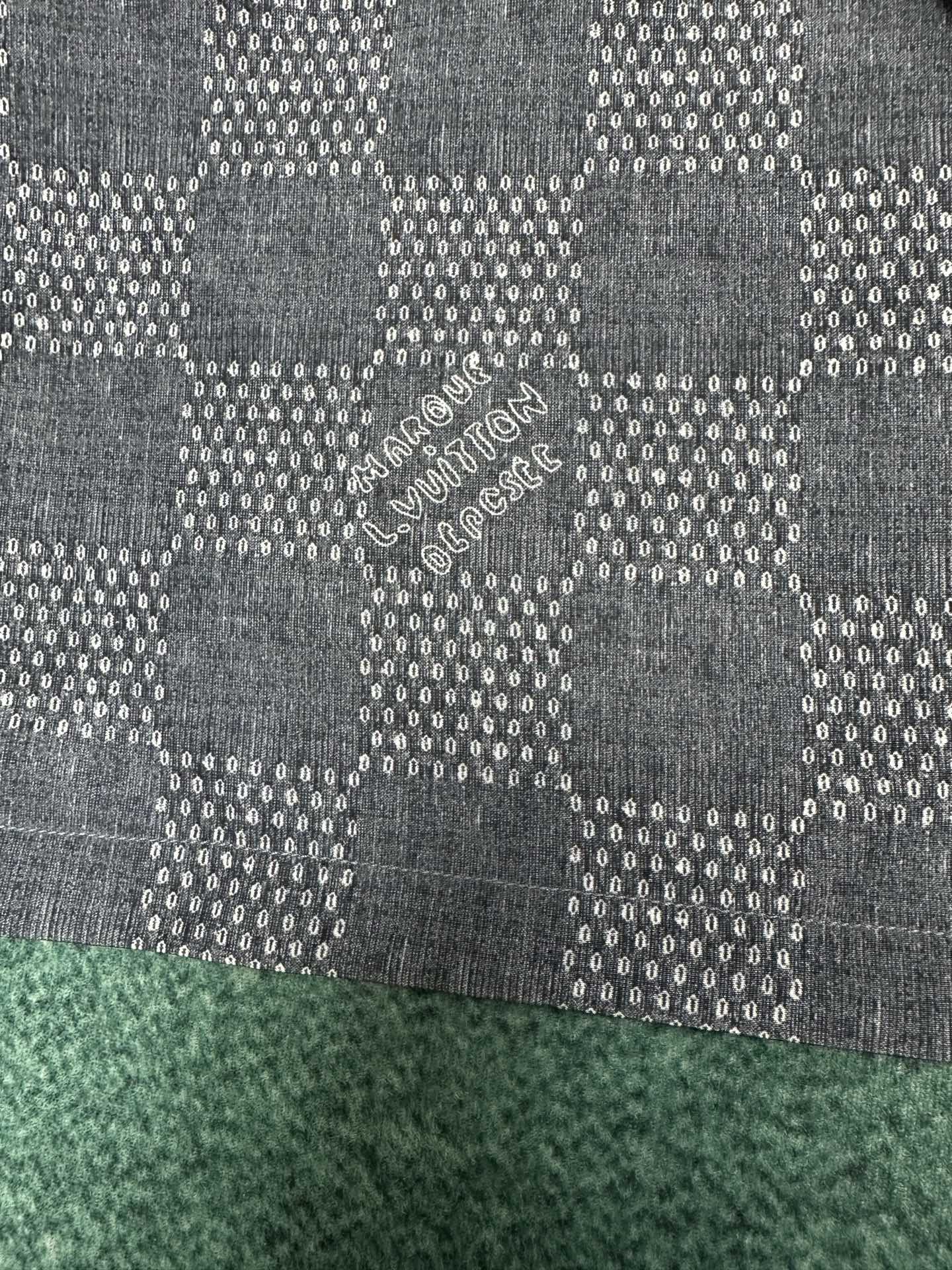  驴家       25ss新款短裤以 Damier 提花与种子图案烘托轻盈质感，为细腻青年布织入 Ma