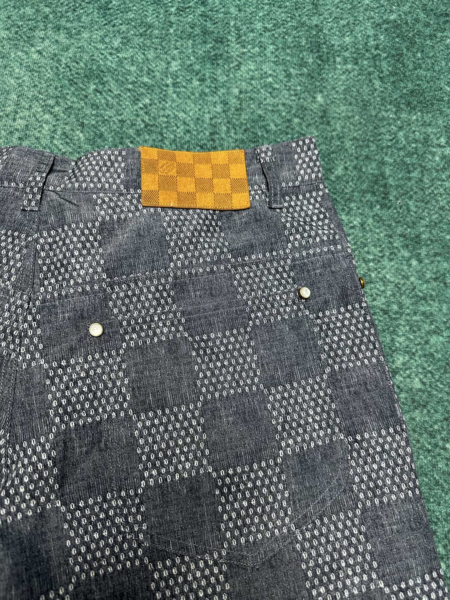  驴家       25ss新款短裤以 Damier 提花与种子图案烘托轻盈质感，为细腻青年布织入 Ma