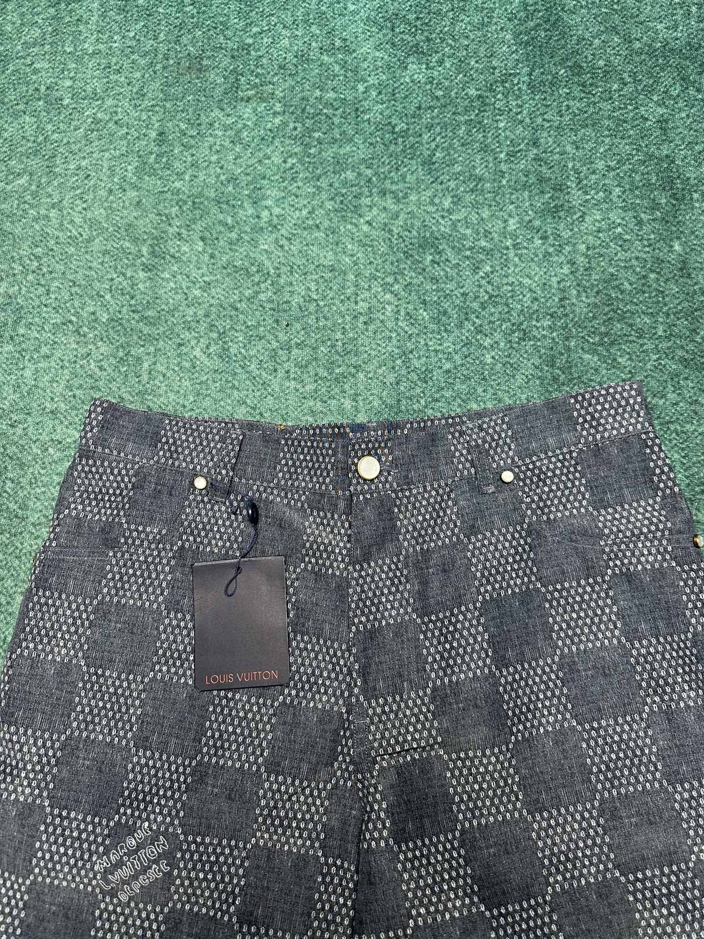  驴家       25ss新款短裤以 Damier 提花与种子图案烘托轻盈质感，为细腻青年布织入 Ma