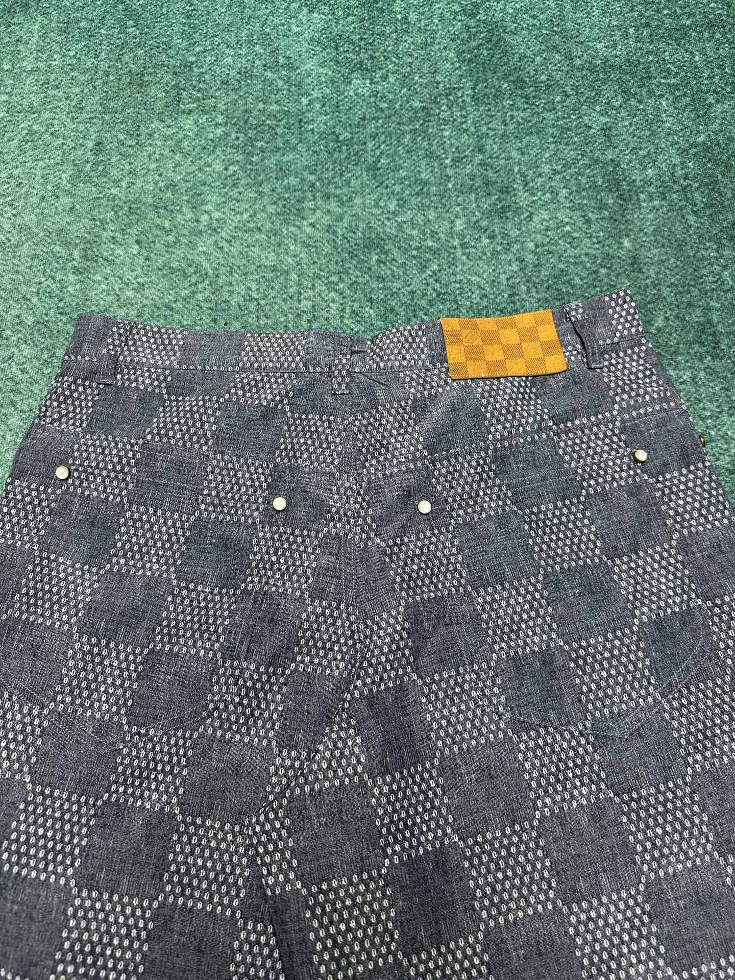  驴家       25ss新款短裤以 Damier 提花与种子图案烘托轻盈质感，为细腻青年布织入 Ma