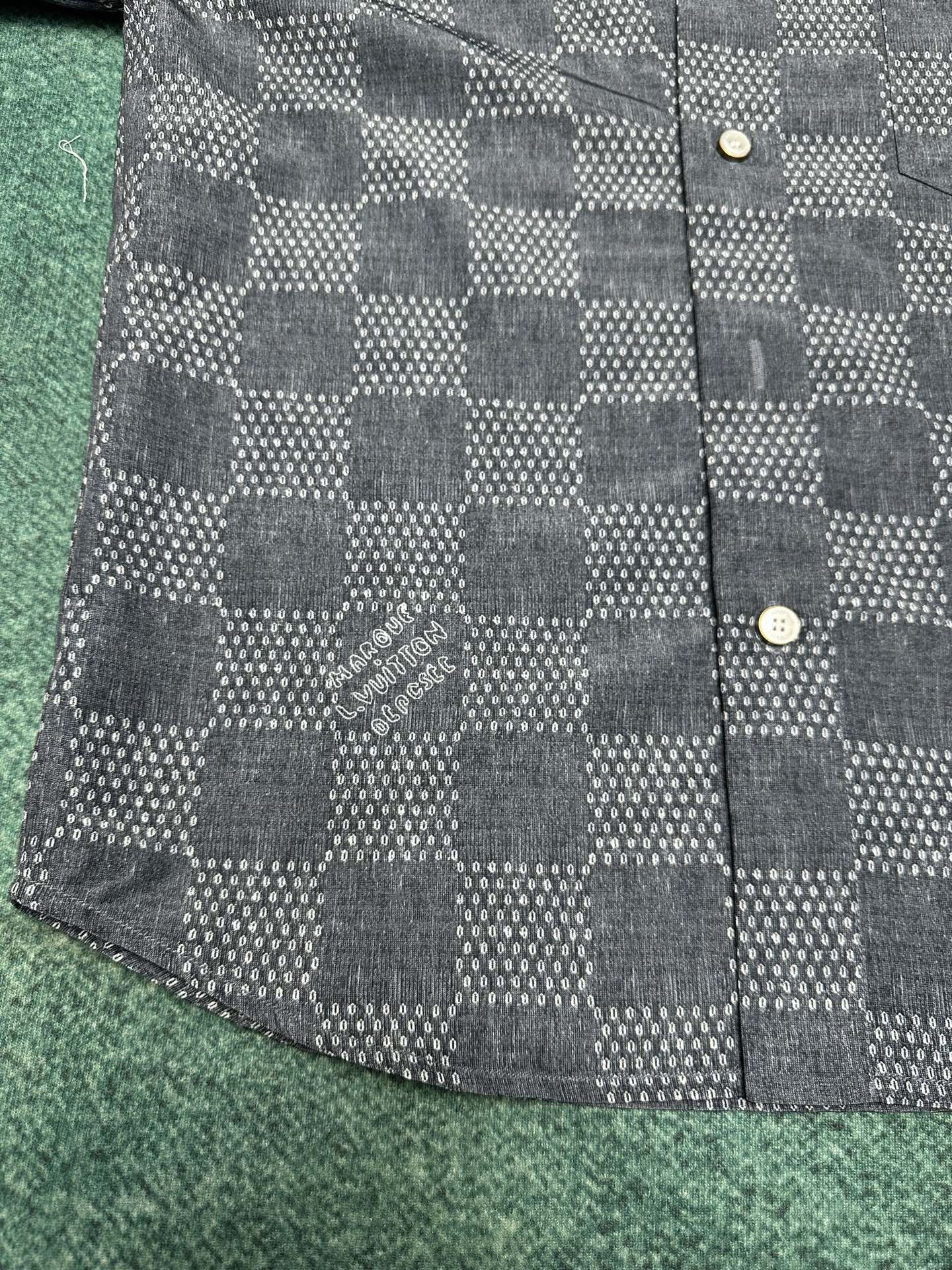  驴家       25ss新款短袖衬衫以 Damier 提花与种子图案烘托轻盈质感，为细腻青年布织入 