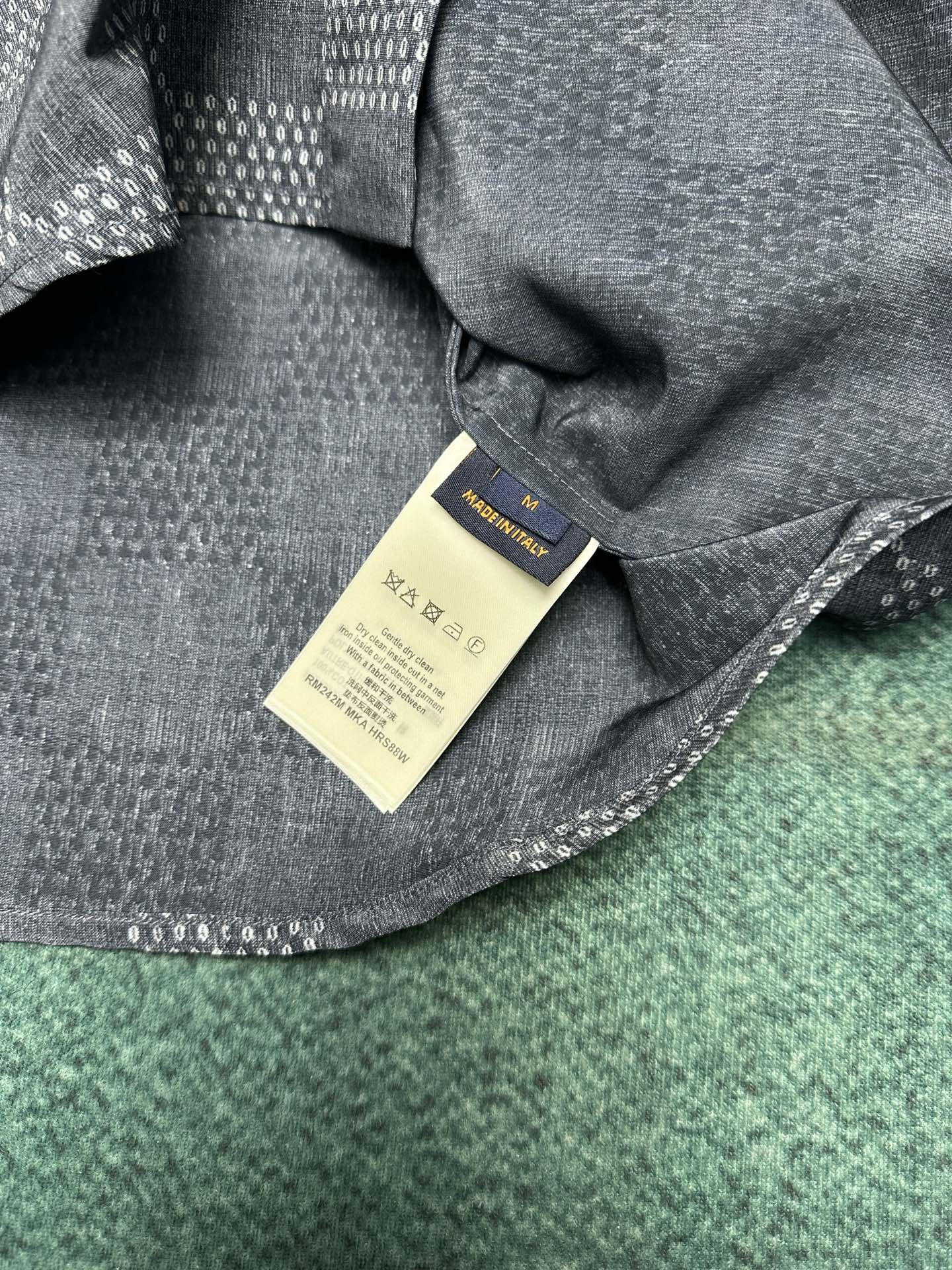  驴家       25ss新款短袖衬衫以 Damier 提花与种子图案烘托轻盈质感，为细腻青年布织入 