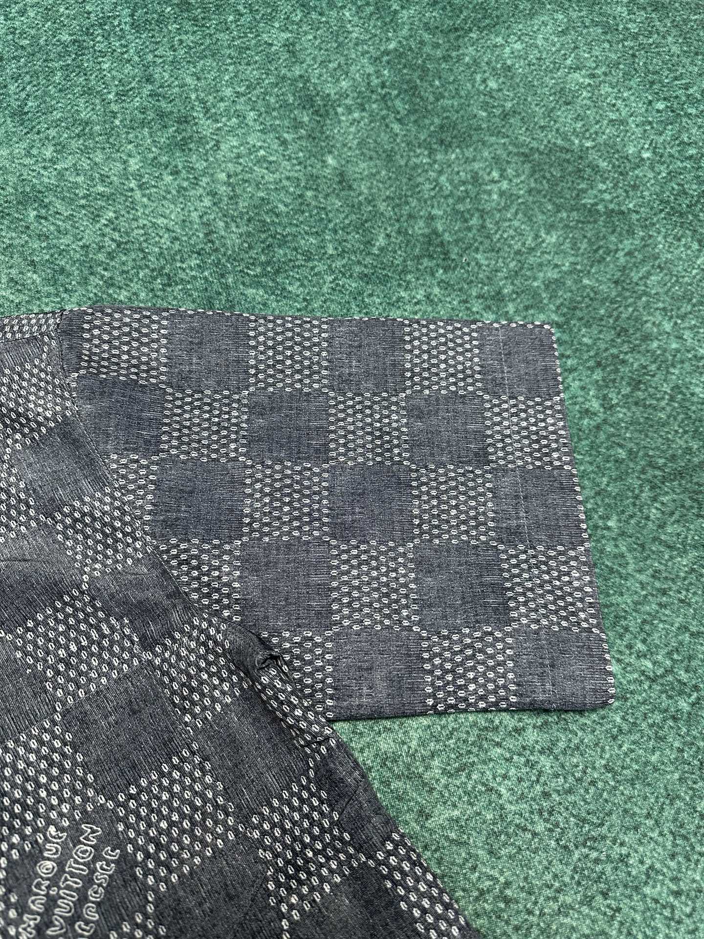  驴家       25ss新款短袖衬衫以 Damier 提花与种子图案烘托轻盈质感，为细腻青年布织入 