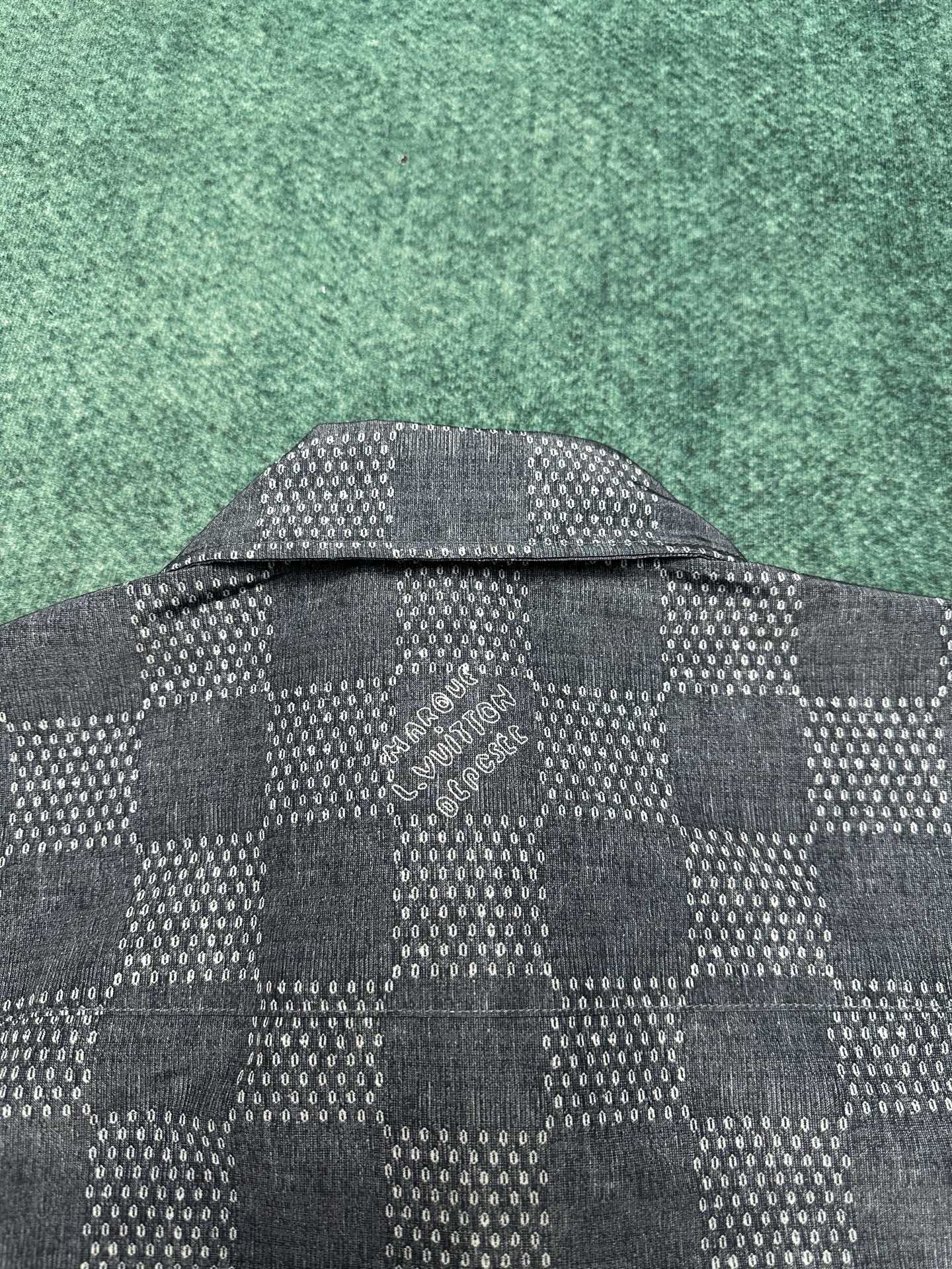  驴家       25ss新款短袖衬衫以 Damier 提花与种子图案烘托轻盈质感，为细腻青年布织入 