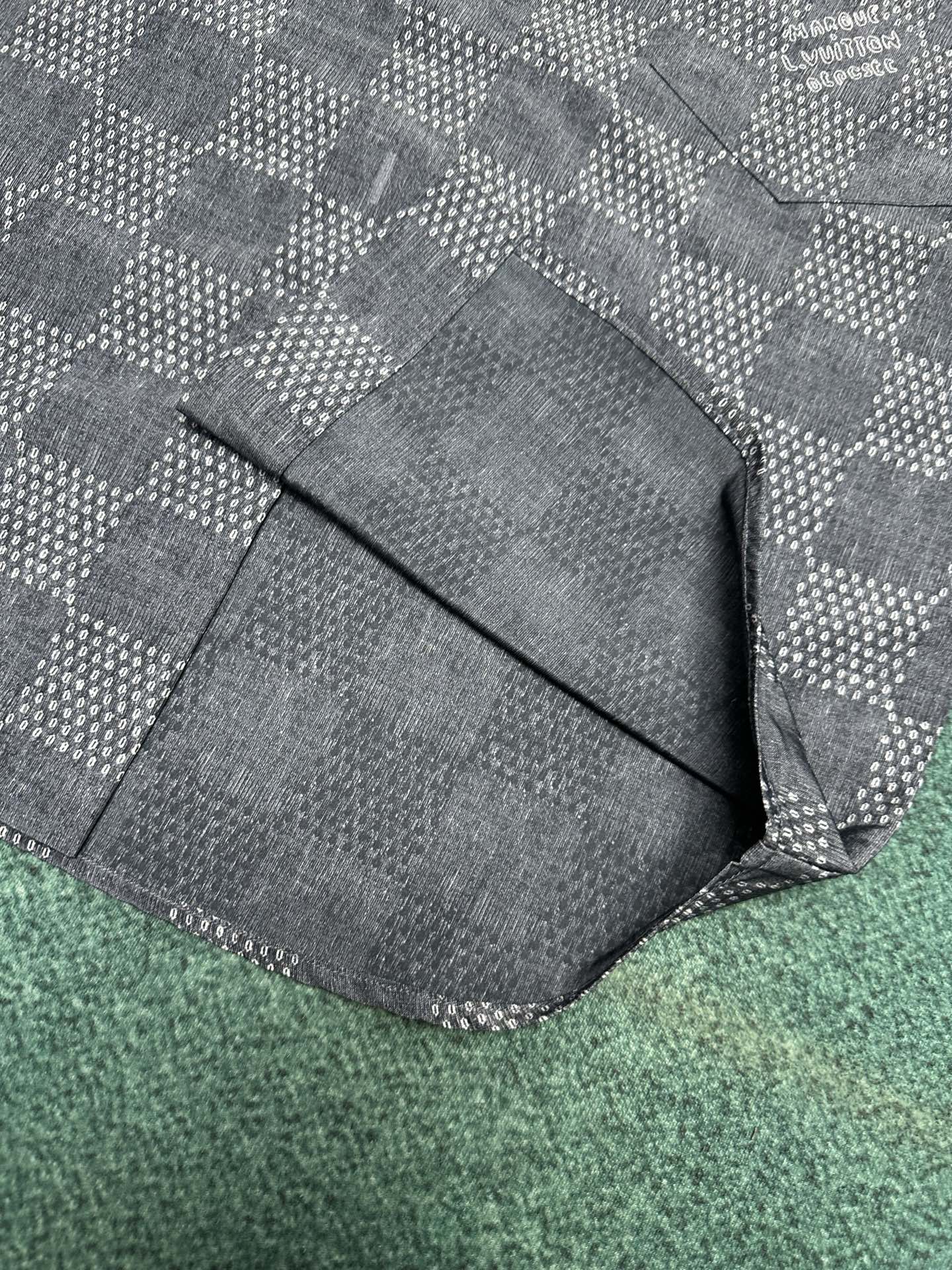  驴家       25ss新款短袖衬衫以 Damier 提花与种子图案烘托轻盈质感，为细腻青年布织入 
