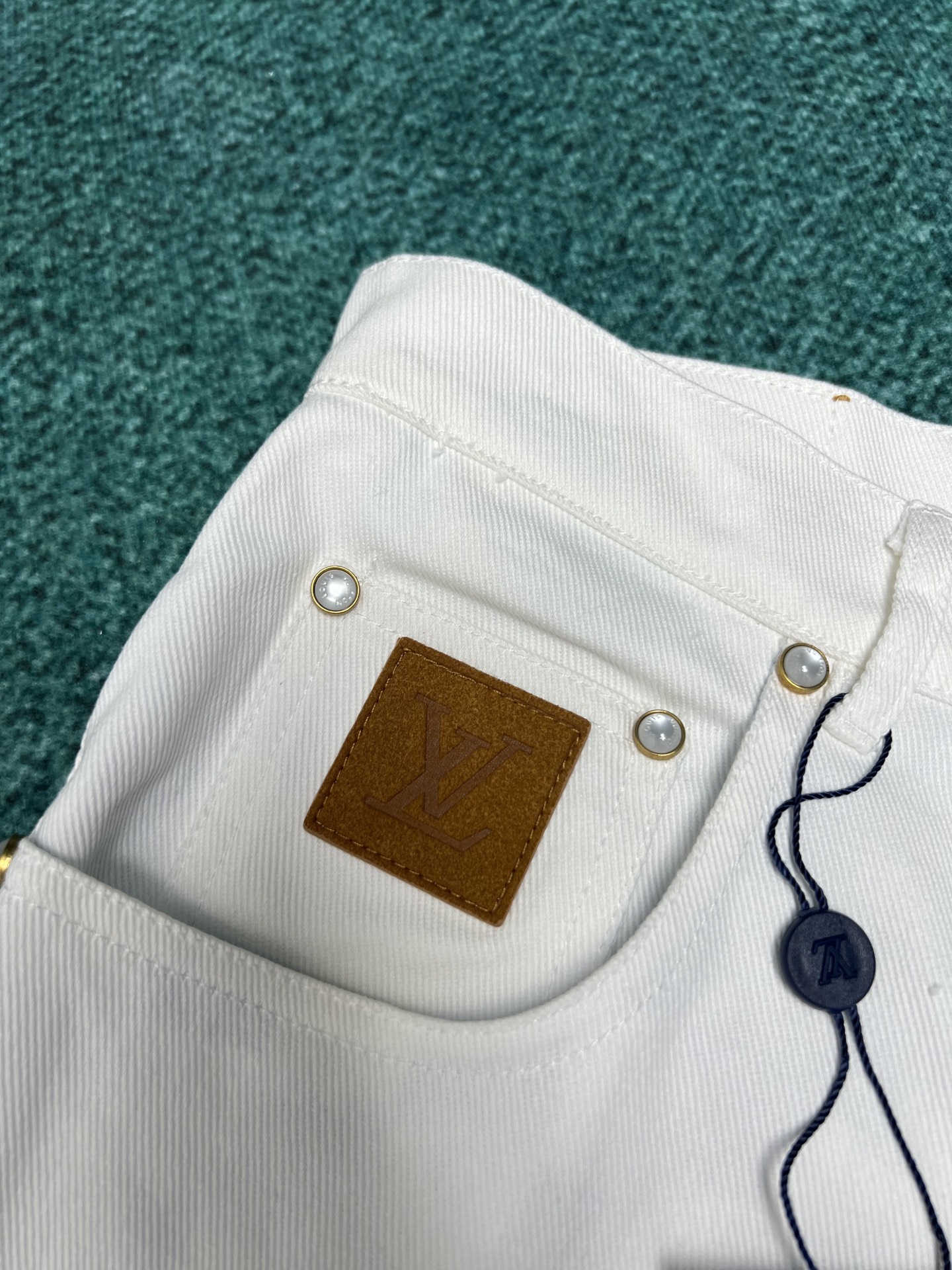 
驴家 25ss新款滑板裤以丹宁布塑造休闲剪裁，成就夏日造型的清爽之选。票袋和腰部点缀正绒面革标识贴饰，