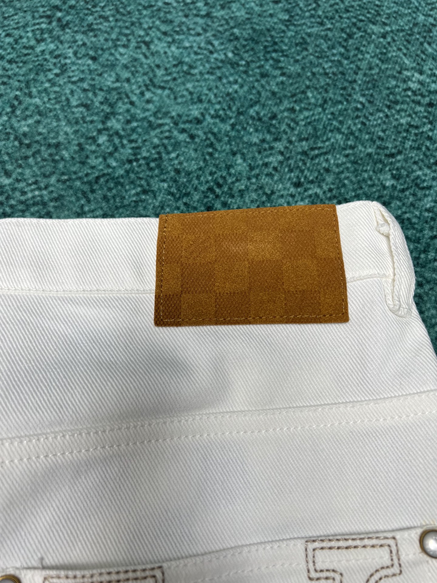 
驴家 25ss新款滑板裤以丹宁布塑造休闲剪裁，成就夏日造型的清爽之选。票袋和腰部点缀正绒面革标识贴饰，