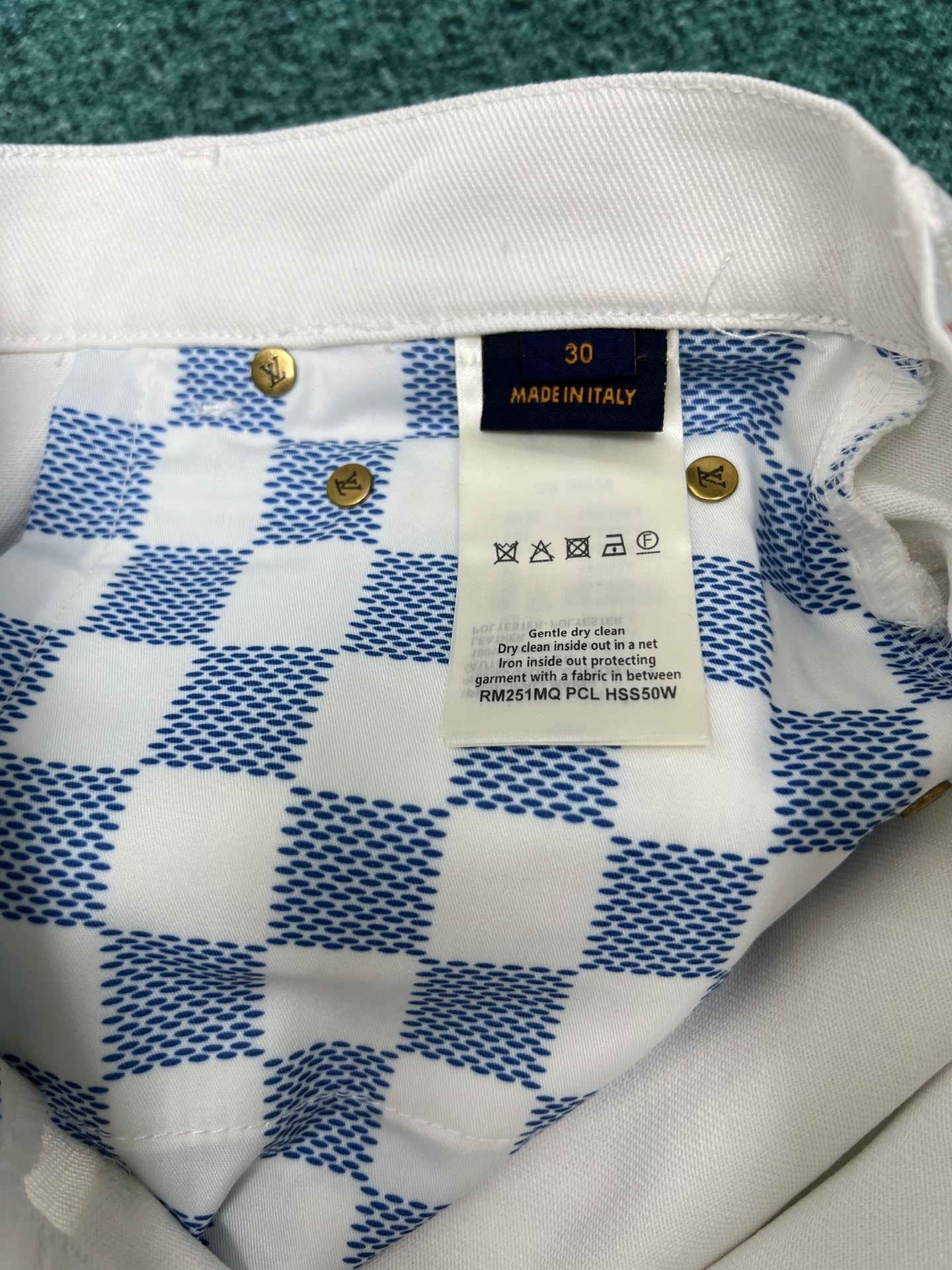 
驴家 25ss新款滑板裤以丹宁布塑造休闲剪裁，成就夏日造型的清爽之选。票袋和腰部点缀正绒面革标识贴饰，
