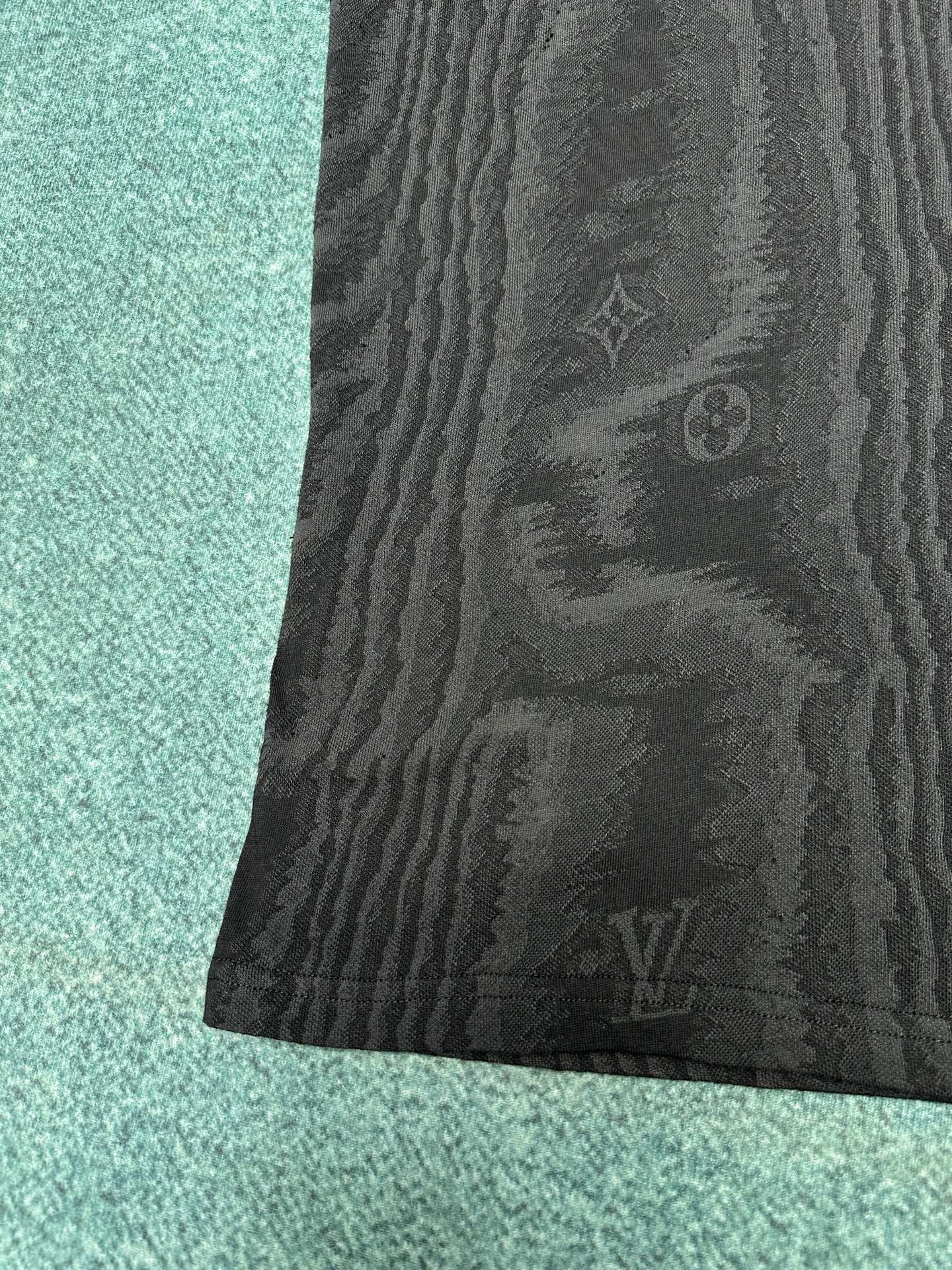 
驴家    25ss新款棉质 T 恤选用莹泽提花针织塑造经典廓形，为 LV Moiré 图案融入 LV