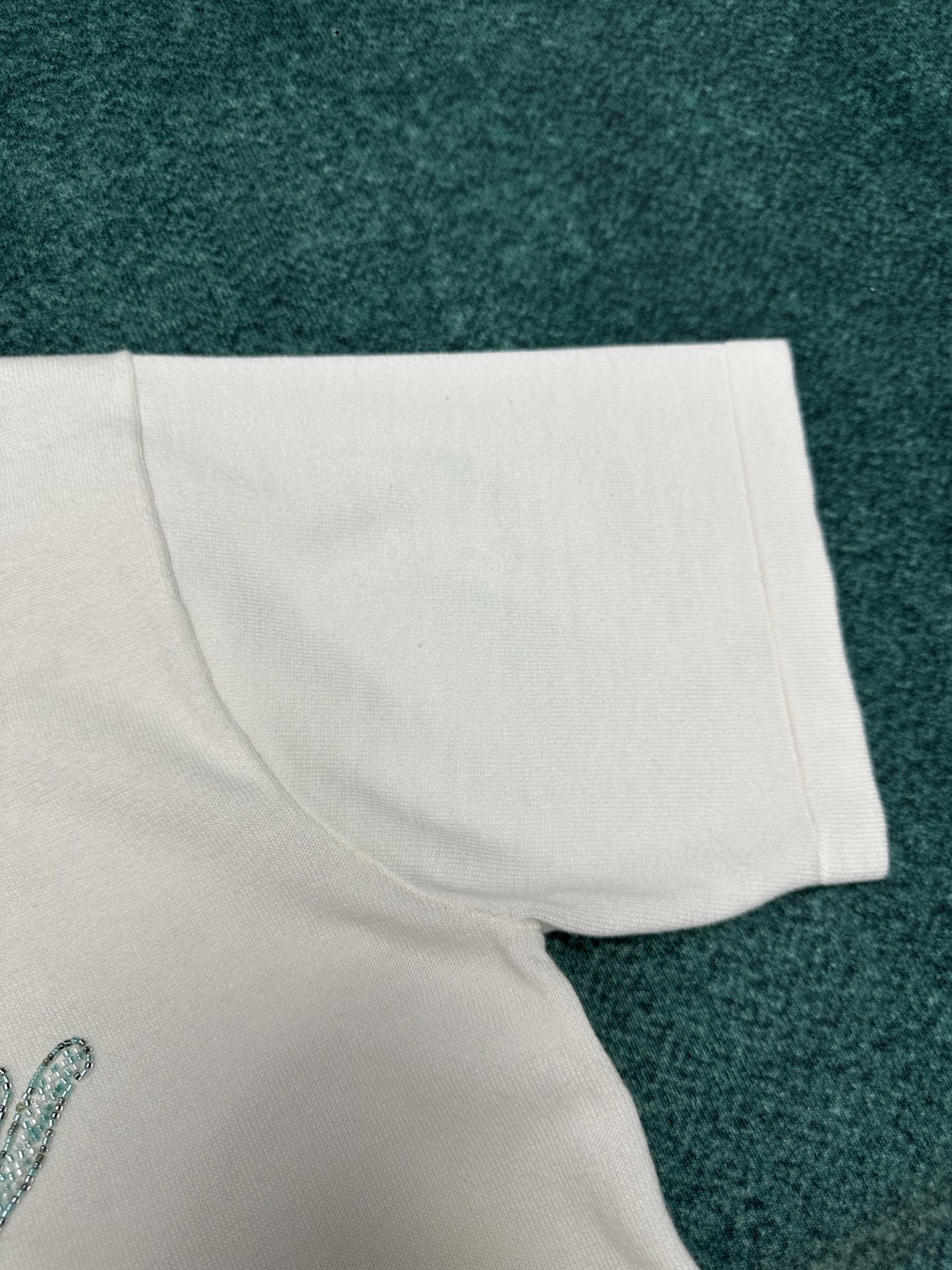 
驴家     25ss新款短袖圆领衫取材素净棉布，以下摆珠饰 Damier 格纹刺绣致意莹泽泳池瓷砖，