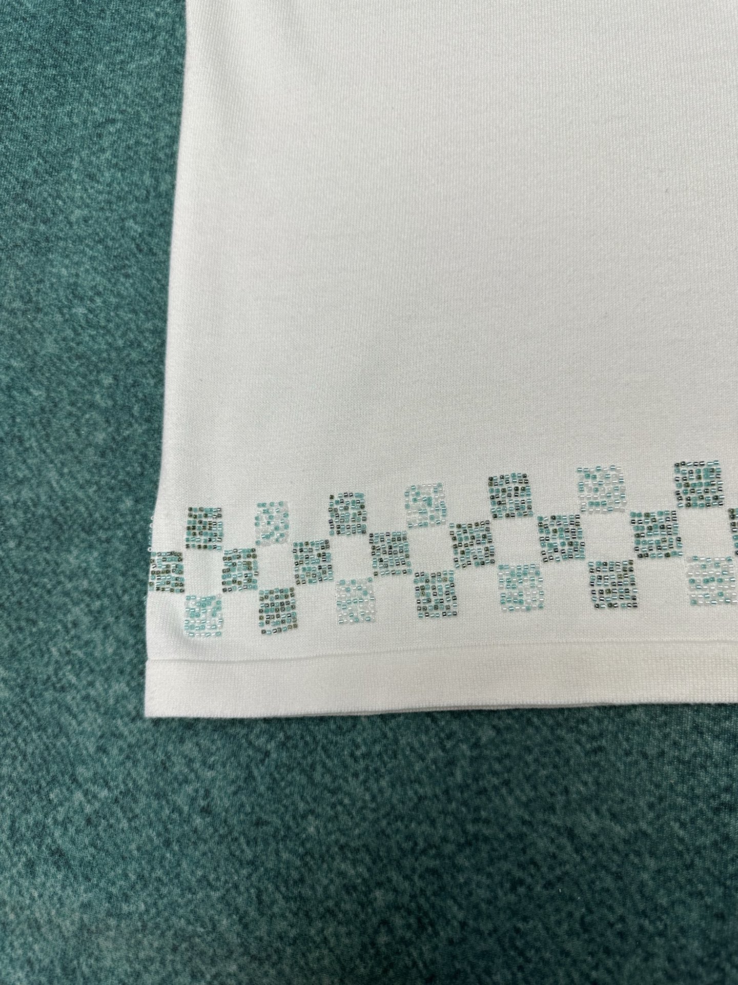 
驴家     25ss新款短袖圆领衫取材素净棉布，以下摆珠饰 Damier 格纹刺绣致意莹泽泳池瓷砖，