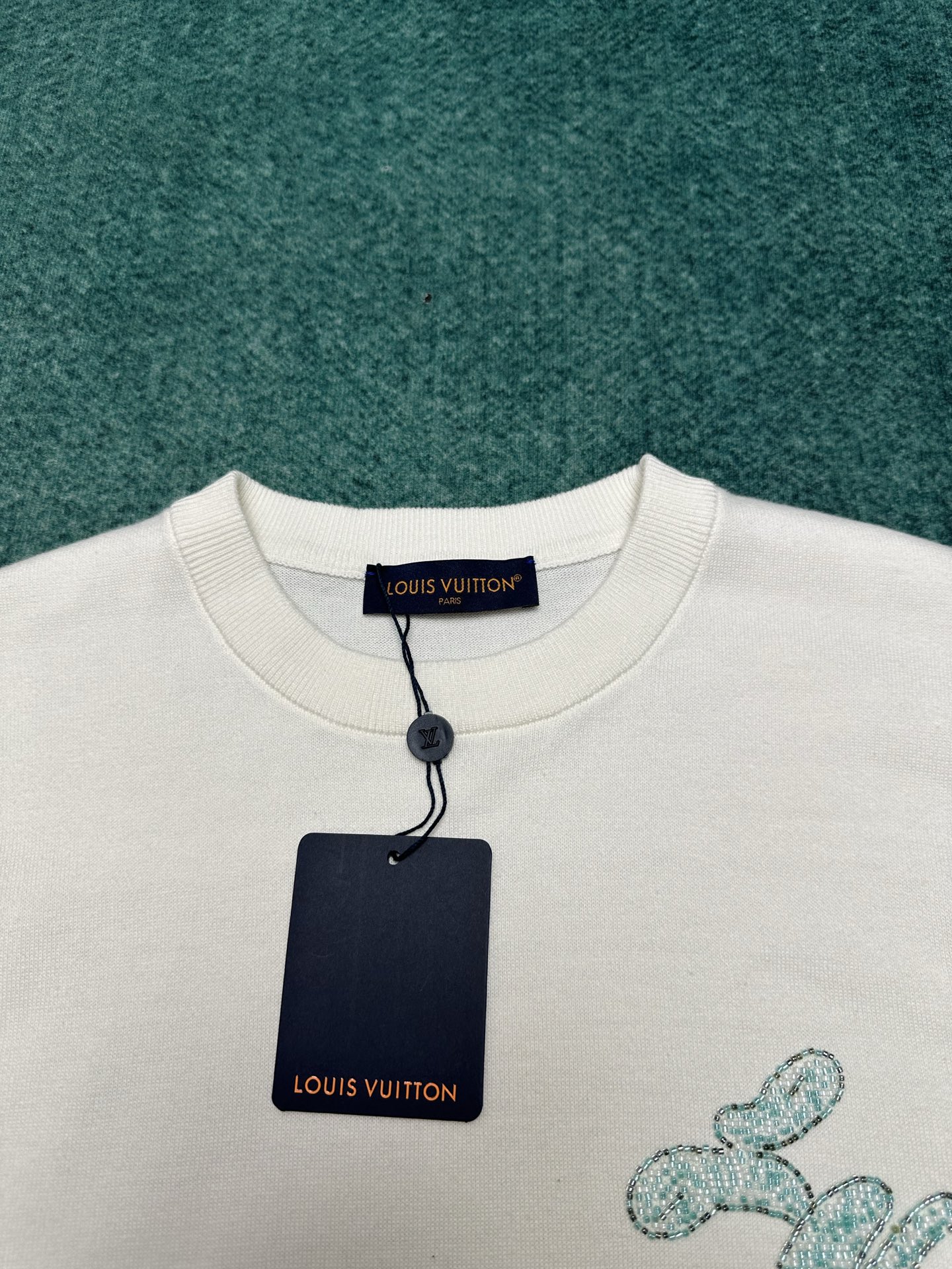 
驴家     25ss新款短袖圆领衫取材素净棉布，以下摆珠饰 Damier 格纹刺绣致意莹泽泳池瓷砖，