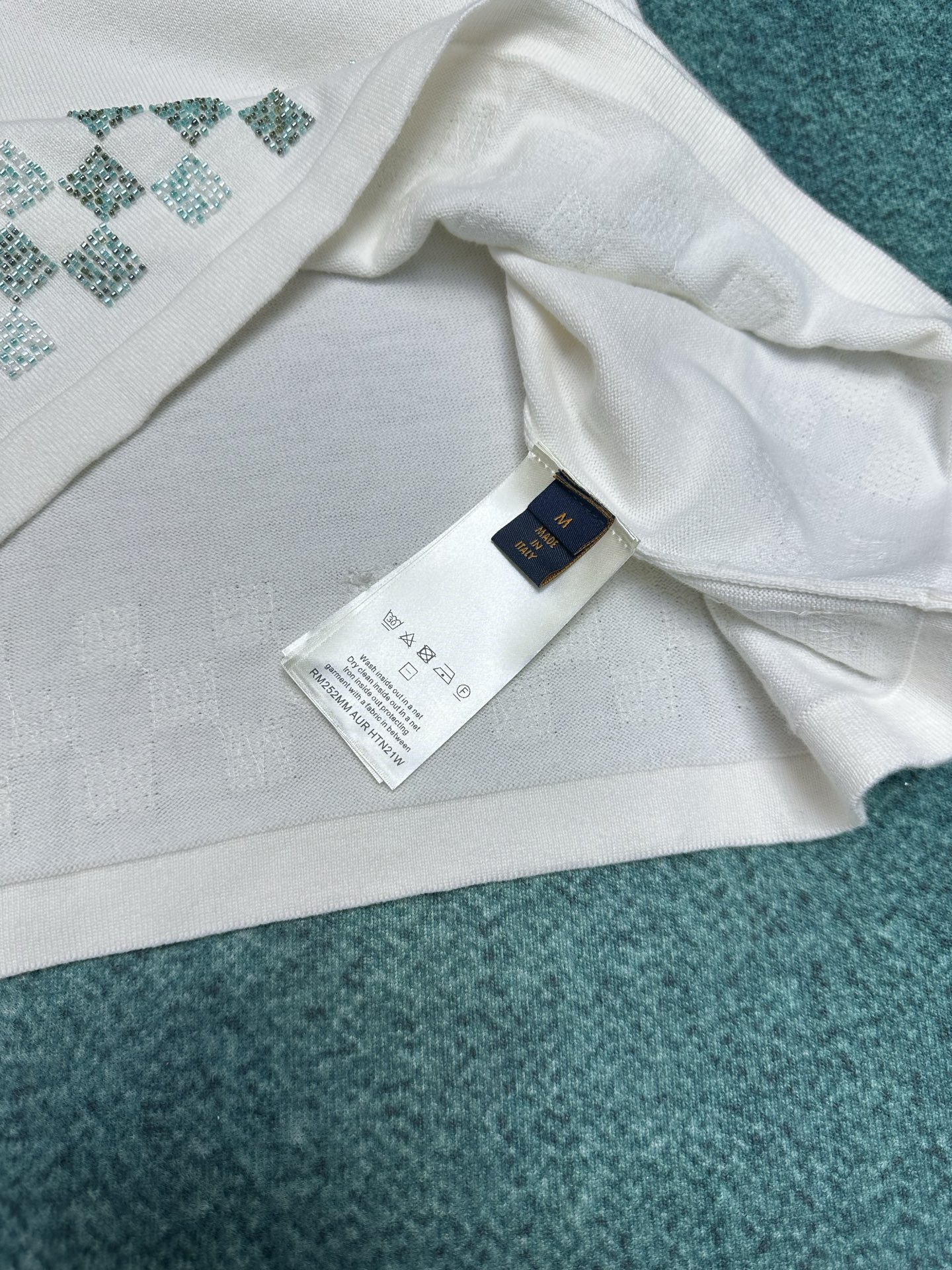 
驴家     25ss新款短袖圆领衫取材素净棉布，以下摆珠饰 Damier 格纹刺绣致意莹泽泳池瓷砖，