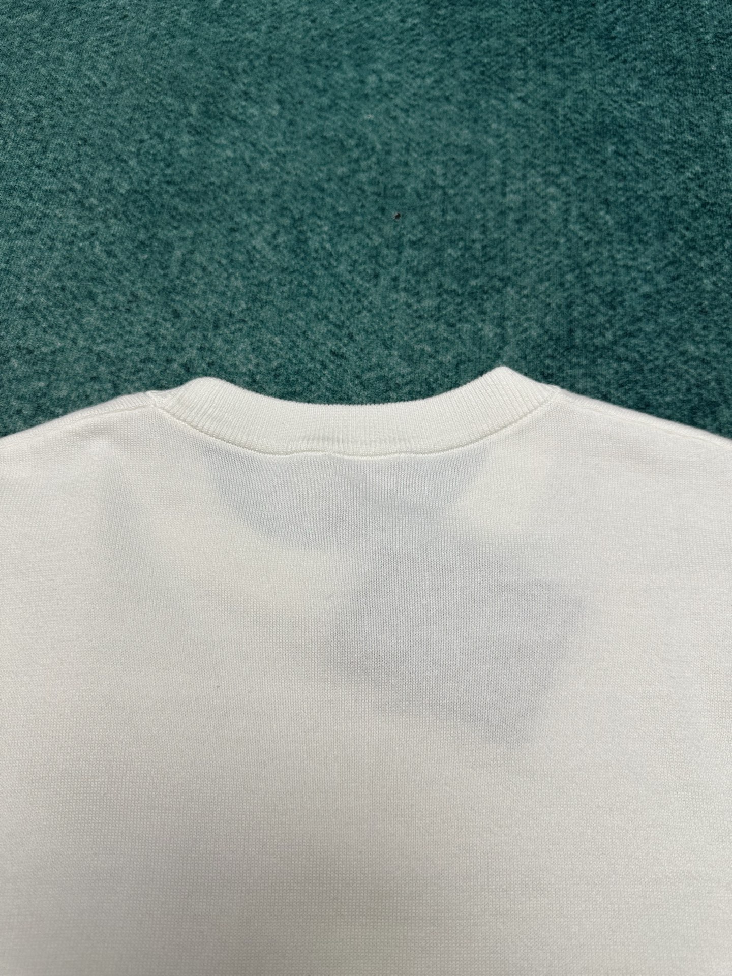 
驴家     25ss新款短袖圆领衫取材素净棉布，以下摆珠饰 Damier 格纹刺绣致意莹泽泳池瓷砖，