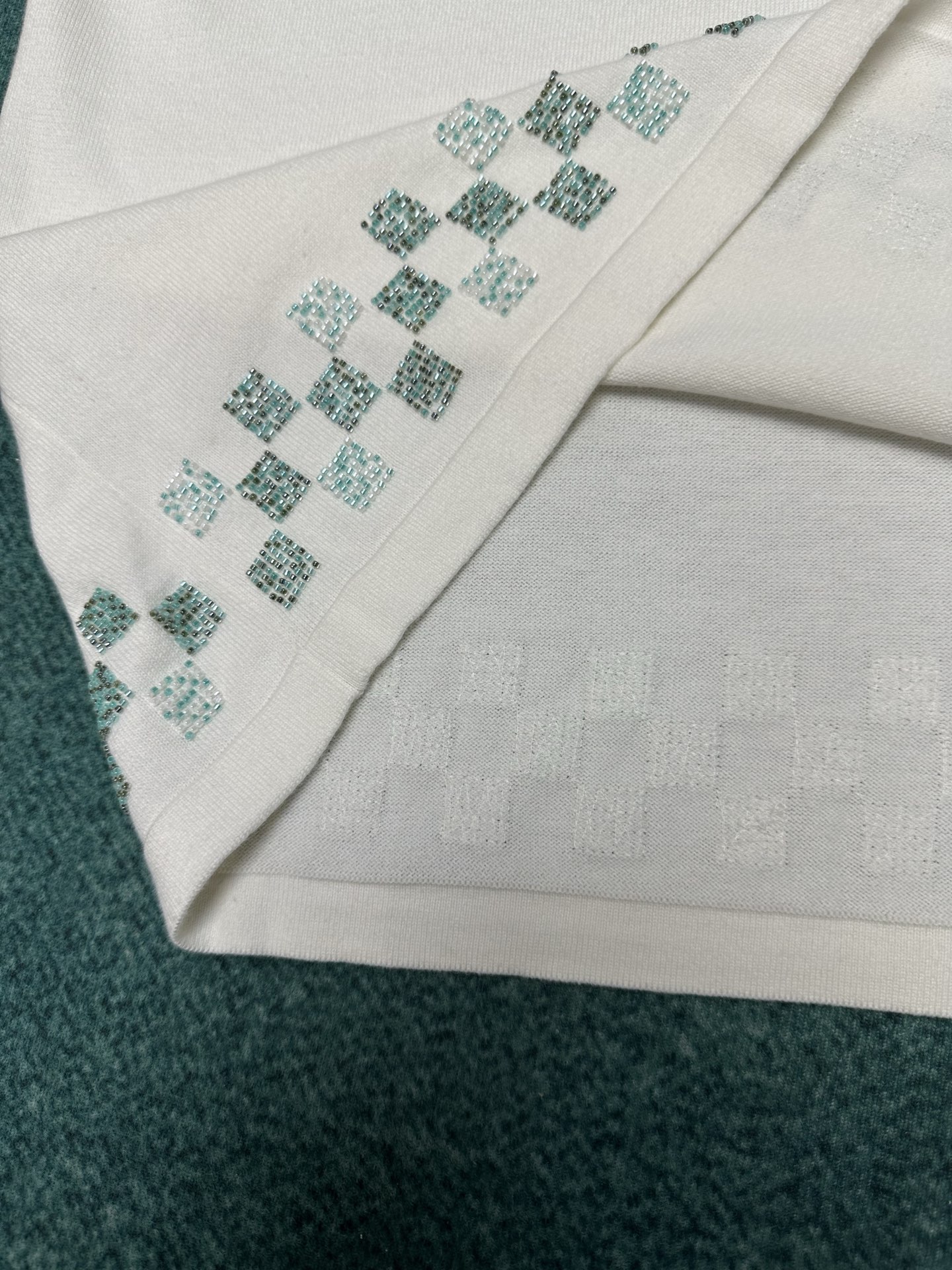 
驴家     25ss新款短袖圆领衫取材素净棉布，以下摆珠饰 Damier 格纹刺绣致意莹泽泳池瓷砖，