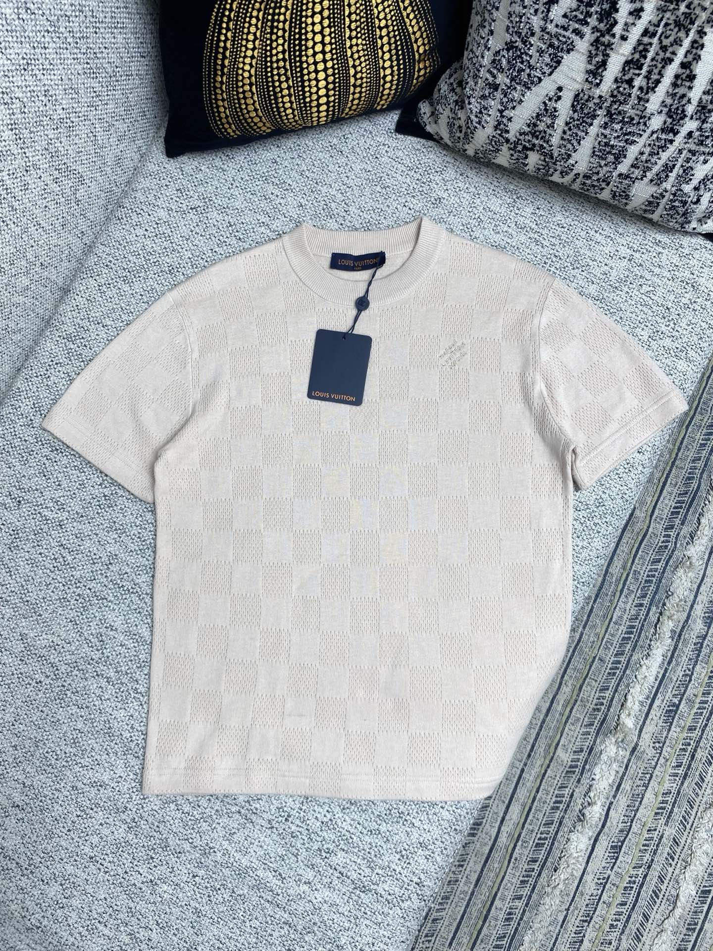  驴家      25ss新款棉质 T 恤取材舒适毛圈布，以提花工艺织就 Damier 图案的柔软肌理，