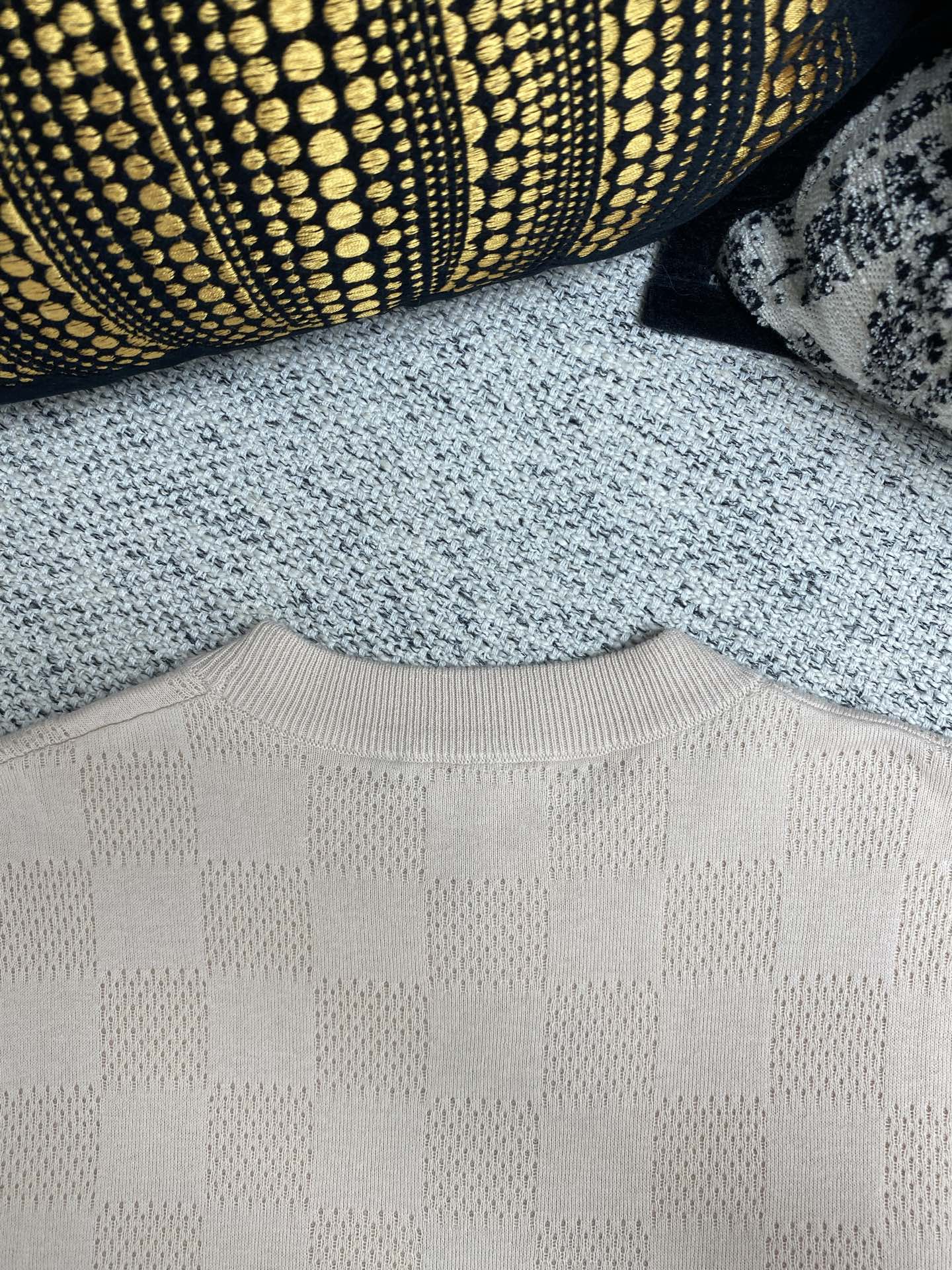  驴家      25ss新款棉质 T 恤取材舒适毛圈布，以提花工艺织就 Damier 图案的柔软肌理，