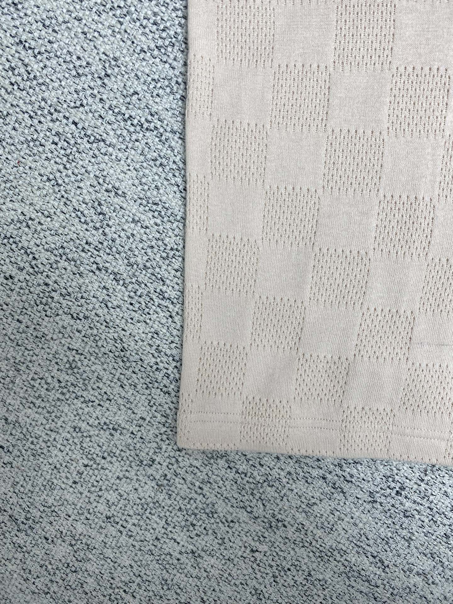  驴家      25ss新款棉质 T 恤取材舒适毛圈布，以提花工艺织就 Damier 图案的柔软肌理，