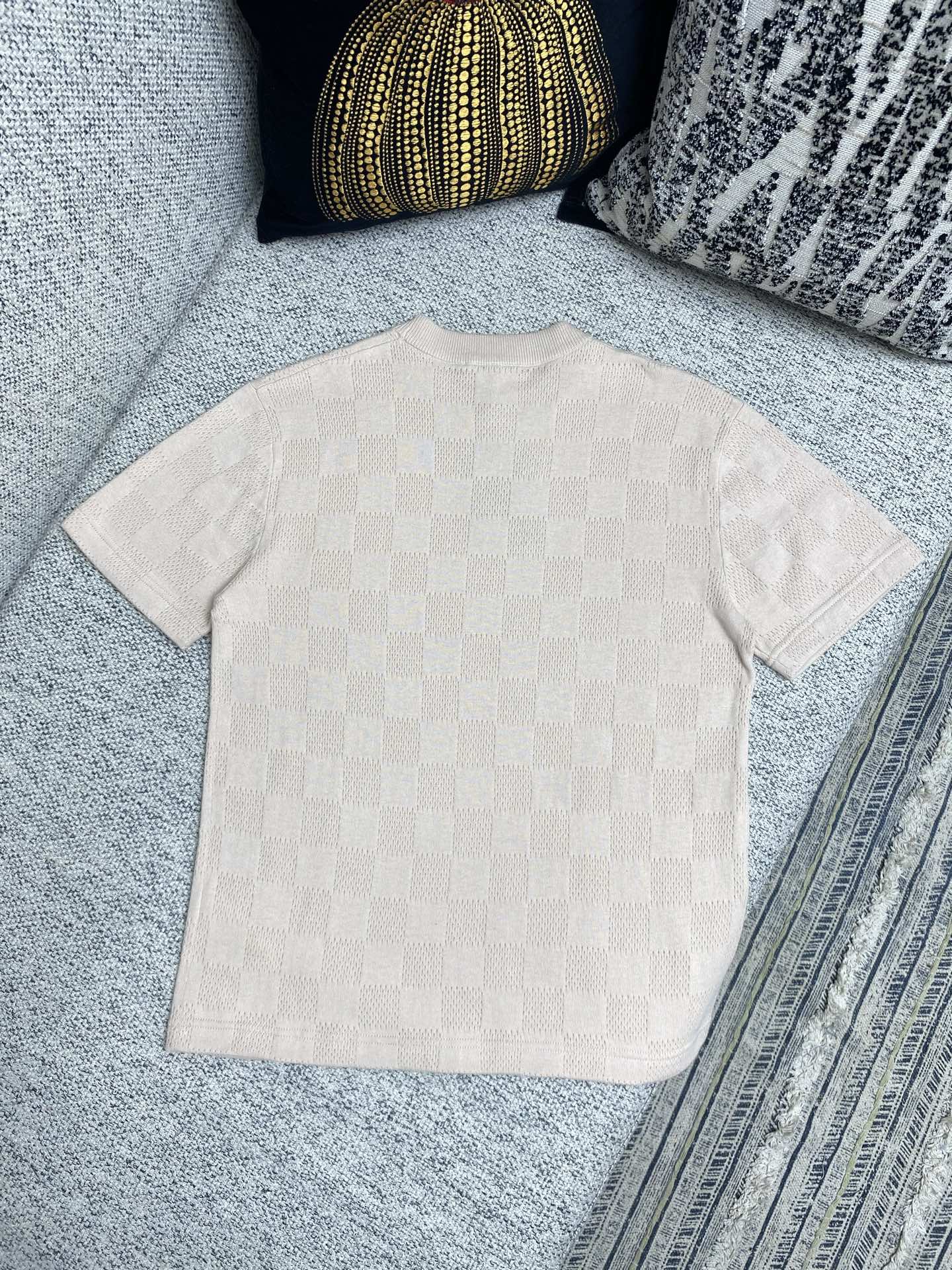  驴家      25ss新款棉质 T 恤取材舒适毛圈布，以提花工艺织就 Damier 图案的柔软肌理，